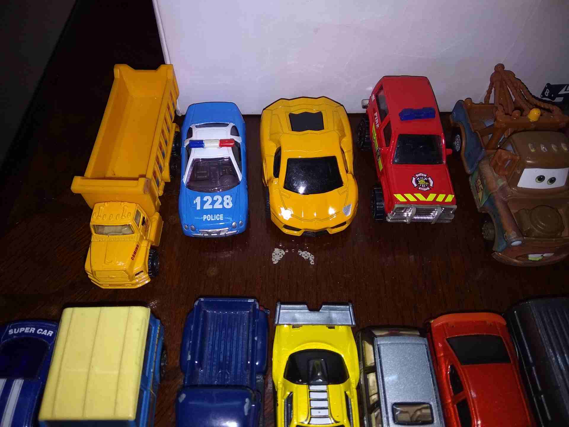 سيارات حديد
لا تنسَ أنك شاهدت هذا الإعلان في عنكبوت
20 سيارة حديد أغلبهم Hot wheels و maisto...