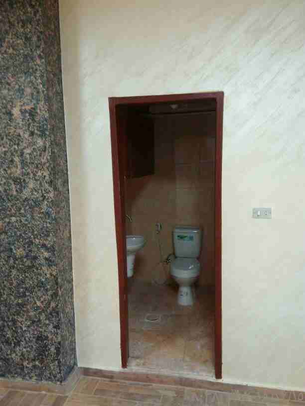 مكتب مساحته ٥٠ متر مسطح مفتوح شبه مفروش يوجد به طاولة مدير وكرسي مدير وعدد طاولة ضيافه وعدد ٢ كرسي ضيوف وخزانه طويله الاساس بحالتو لم يستعمل تشطيب ديلوكس بلاط جديد حمام جديد المكتب بالطابق الرابع مقاب...