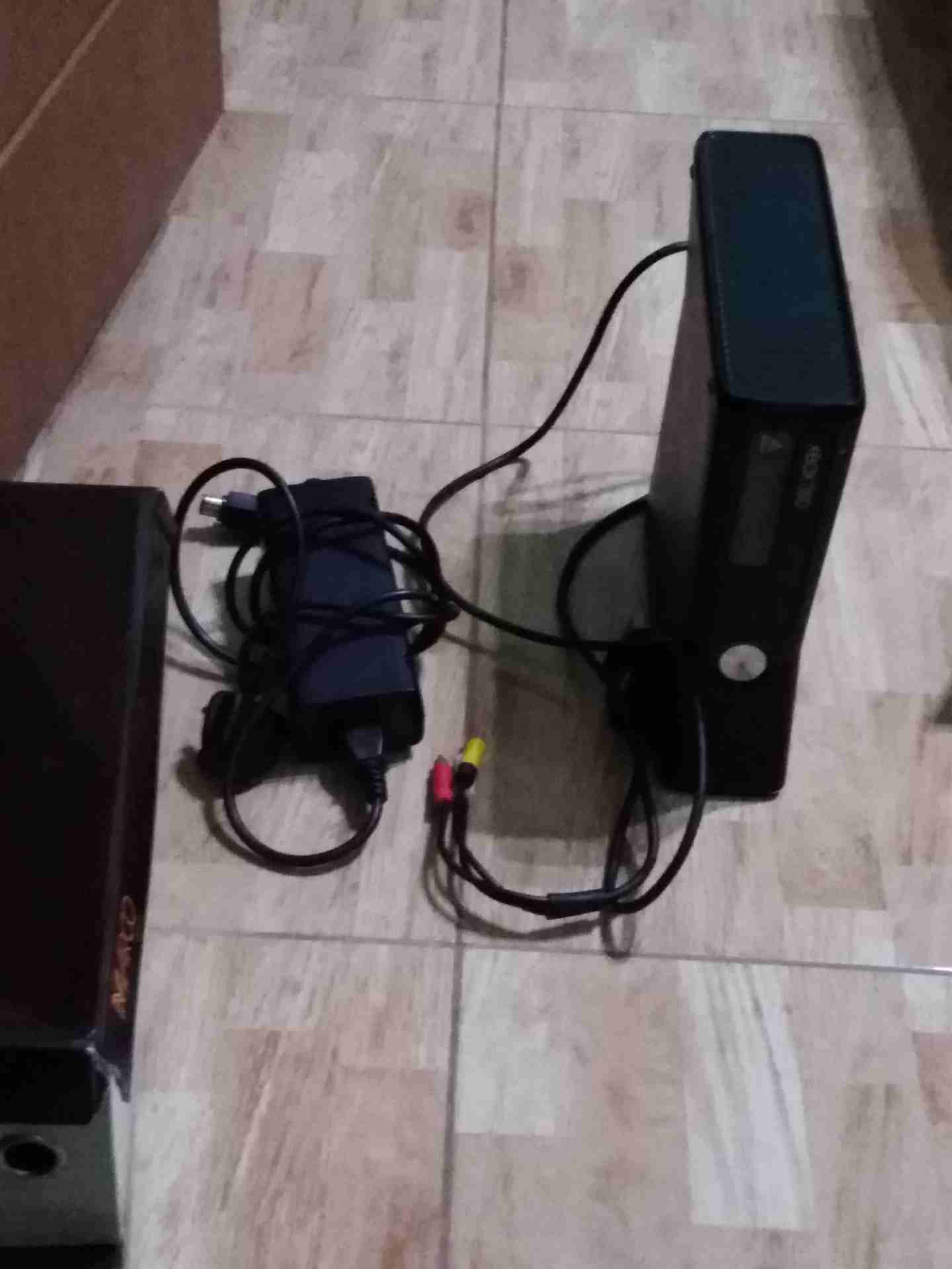 Xbox 360                                            


	 				لا تنسَ أنك شاهدت هذا الإعلان في عنكبوت            
	 				
                            Xbox 360 مستعمل مدة سنتين مع ايدتين و كاميرا...