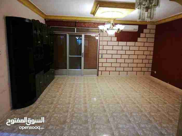 شقة للايجار - ابو نصير
لا تنسَ أنك شاهدت هذا الإعلان في عنكبوت
شقة مساحتها 155 مع ترس وحديقتي...