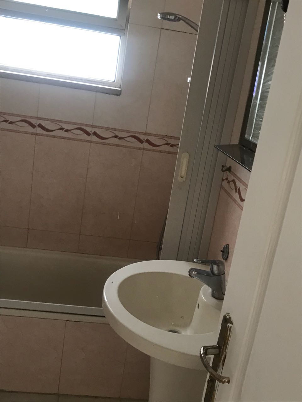 شقه في الجاردنز طابق ارضي 178
لا تنسَ أنك شاهدت هذا الإعلان في عنكبوت
منزل في الجاردنز بلقرب...