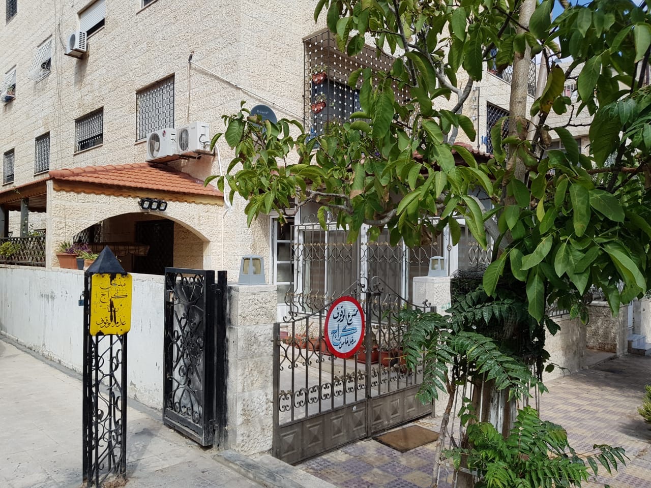 شقه طابق ارضي بجبل الحسين للبيع
لا تنسَ أنك شاهدت هذا الإعلان في عنكبوت
3 غرف نوم واسعين
حم...
