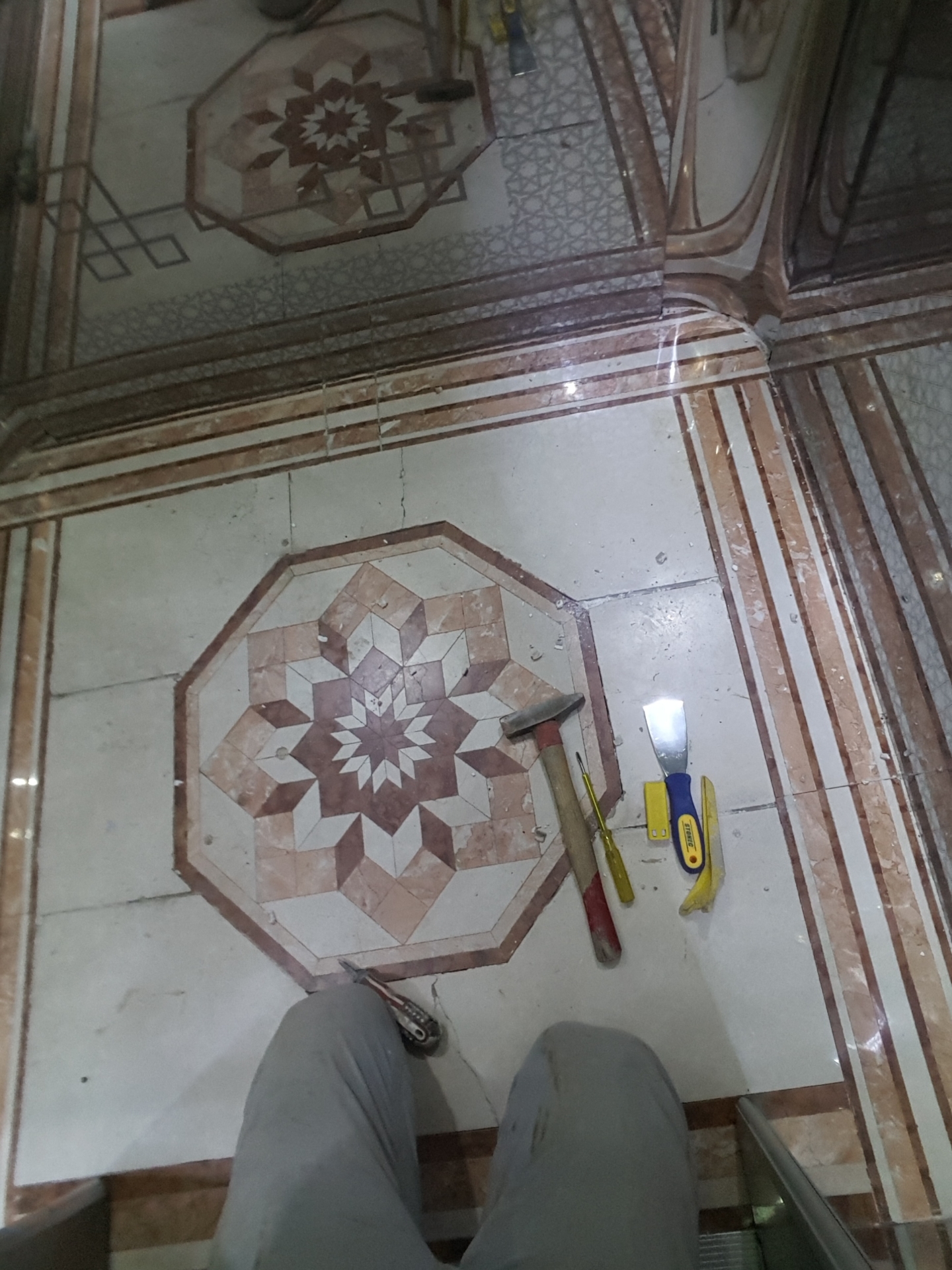 فني تركيب مشبات قرميد نوافير شلالات مغاسل رخام طوب زجاجي ديكورات فنية
لا تنسَ أنك شاهدت هذا الإعلان في عنكبوت...