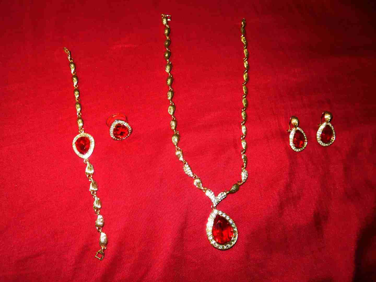 طقم مكون طوق واسوارة وخاتم وحلق اذن مطلي جديد للبيع
لا تنسَ أنك شاهدت هذا الإعلان في عنكبوت
السعر...
