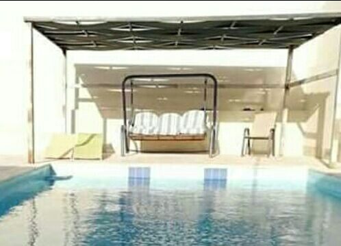 للبيع : - ارض بمساحة 347مترفي منطقة الجوفة الاغوارعلى ثلاث شوارع عليها بركة سباحه وبيت طابقين معفش عفش بسيط يخدم البركة مع شورات خارجيه للبيع كإستثمار بدخل شهري لابأس فيه للراغبين باتخاذ القطعة للإستث...