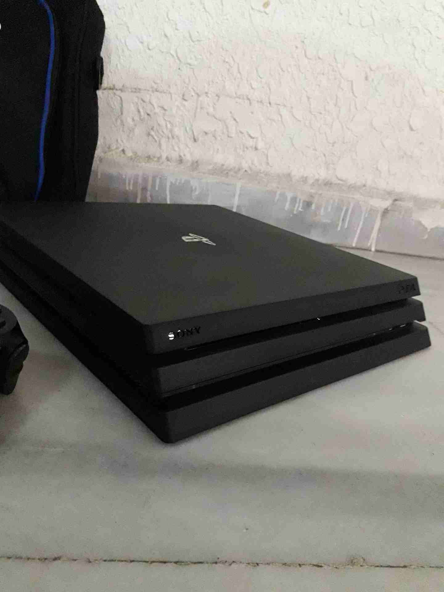 بلايستيشن 4 pro للبيع                                            


	 				لا تنسَ أنك شاهدت هذا الإعلان في عنكبوت            
	 				
                            بلايستيشن 4 pro
1000 جيجا .
مع ايد...