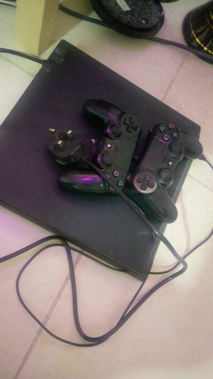 PS4..PROO..1T
لا تنسَ أنك شاهدت هذا الإعلان في عنكبوت
بحالة ممتازة ضمان عالم سوني 8شهور فيفا...