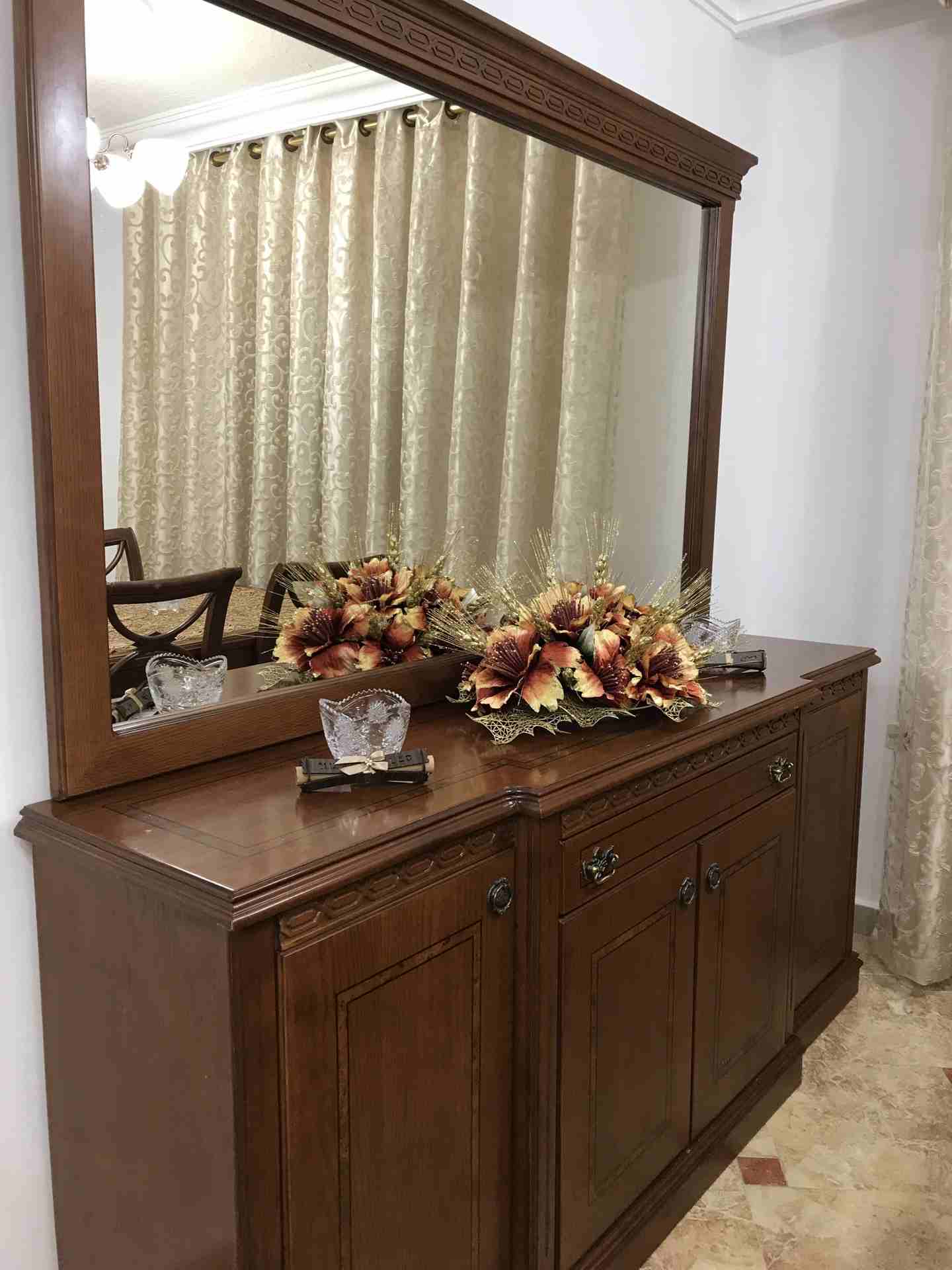طاولة سفرة 8 كراسي مع بوفيه استعمال خفيف
لا تنسَ أنك شاهدت هذا الإعلان في عنكبوت
طاولة سفرة 8 كرا...