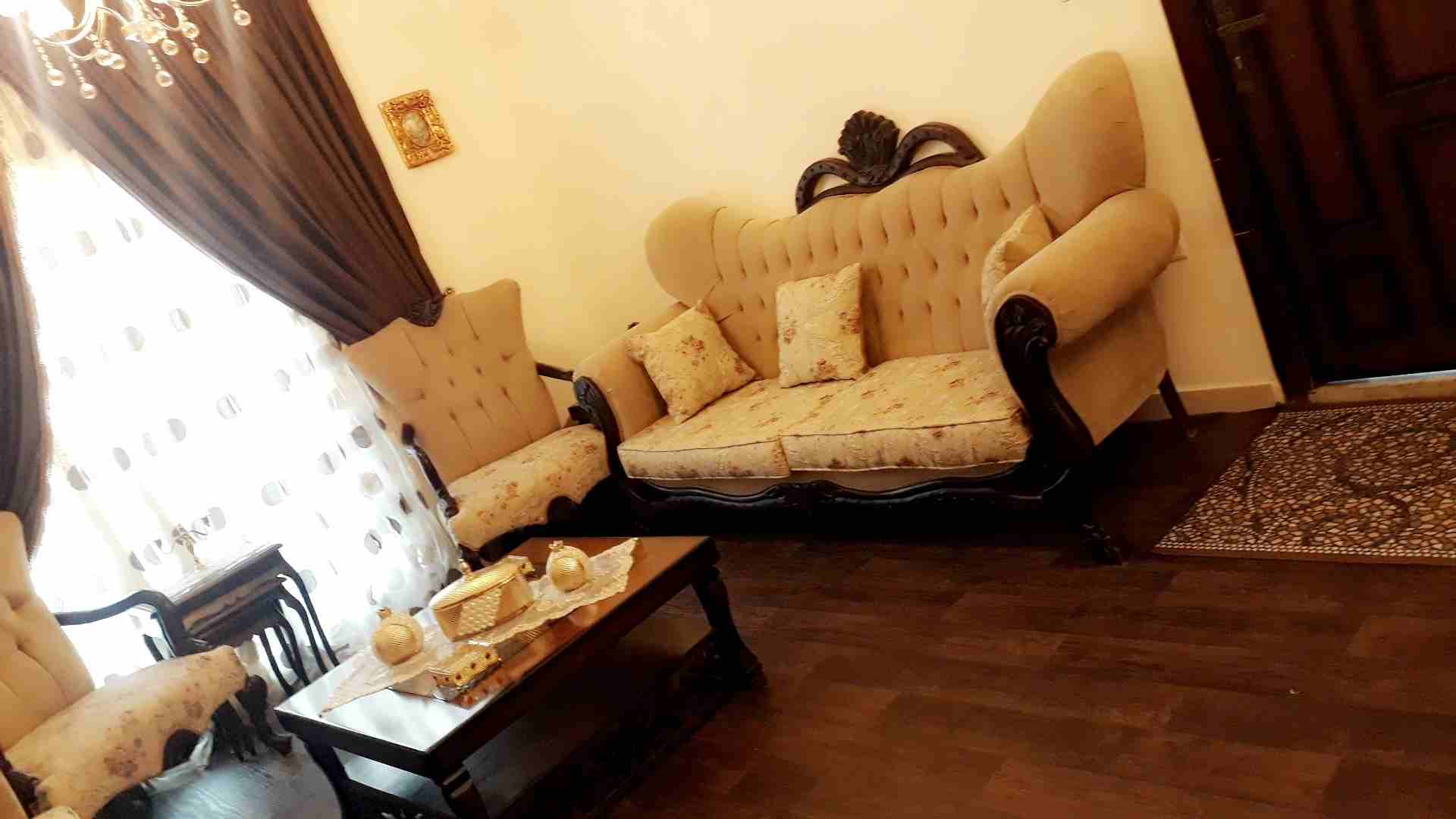 طقم كنب                                            


	 				لا تنسَ أنك شاهدت هذا الإعلان في عنكبوت            
	 				
                            طقم كنب نضيف مع طقم طاولات طاوله وسط كبيره وتنتين...