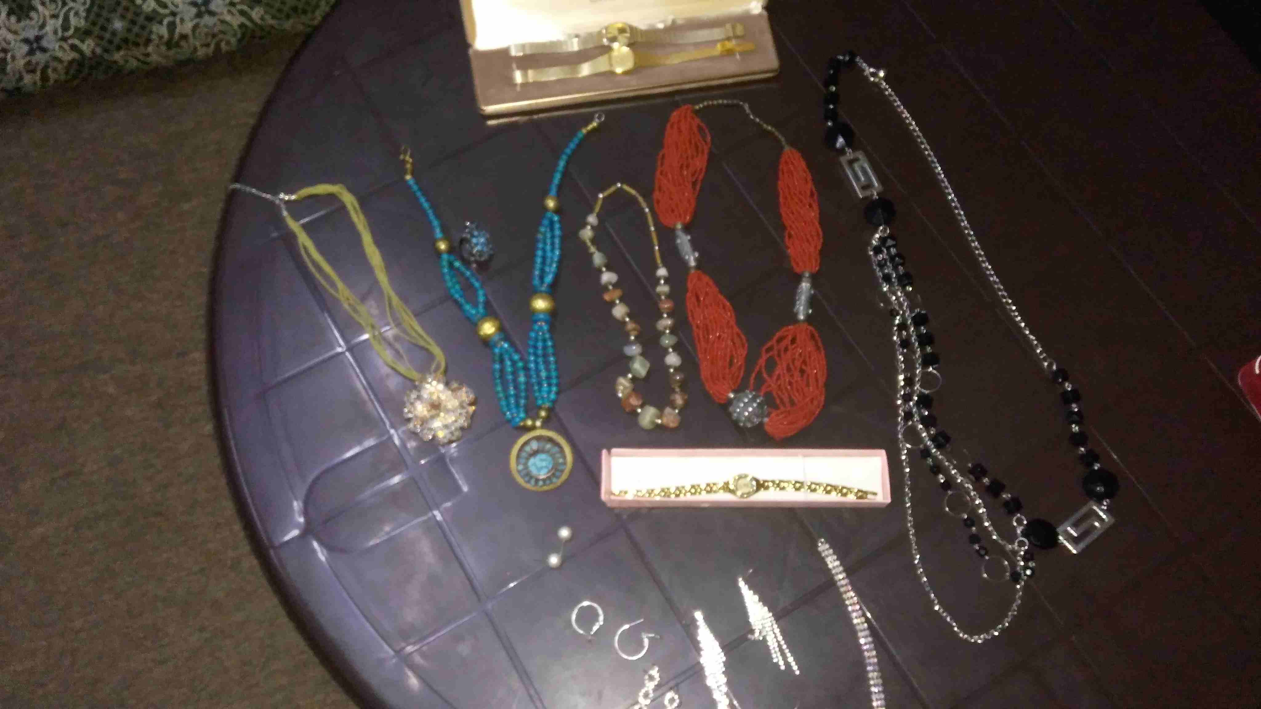 اكسسوارات                                            


	 				لا تنسَ أنك شاهدت هذا الإعلان في عنكبوت            
	 				
                            سناسيل وحلق وساعات للبيع .. التفاصيل الاتصال عا...