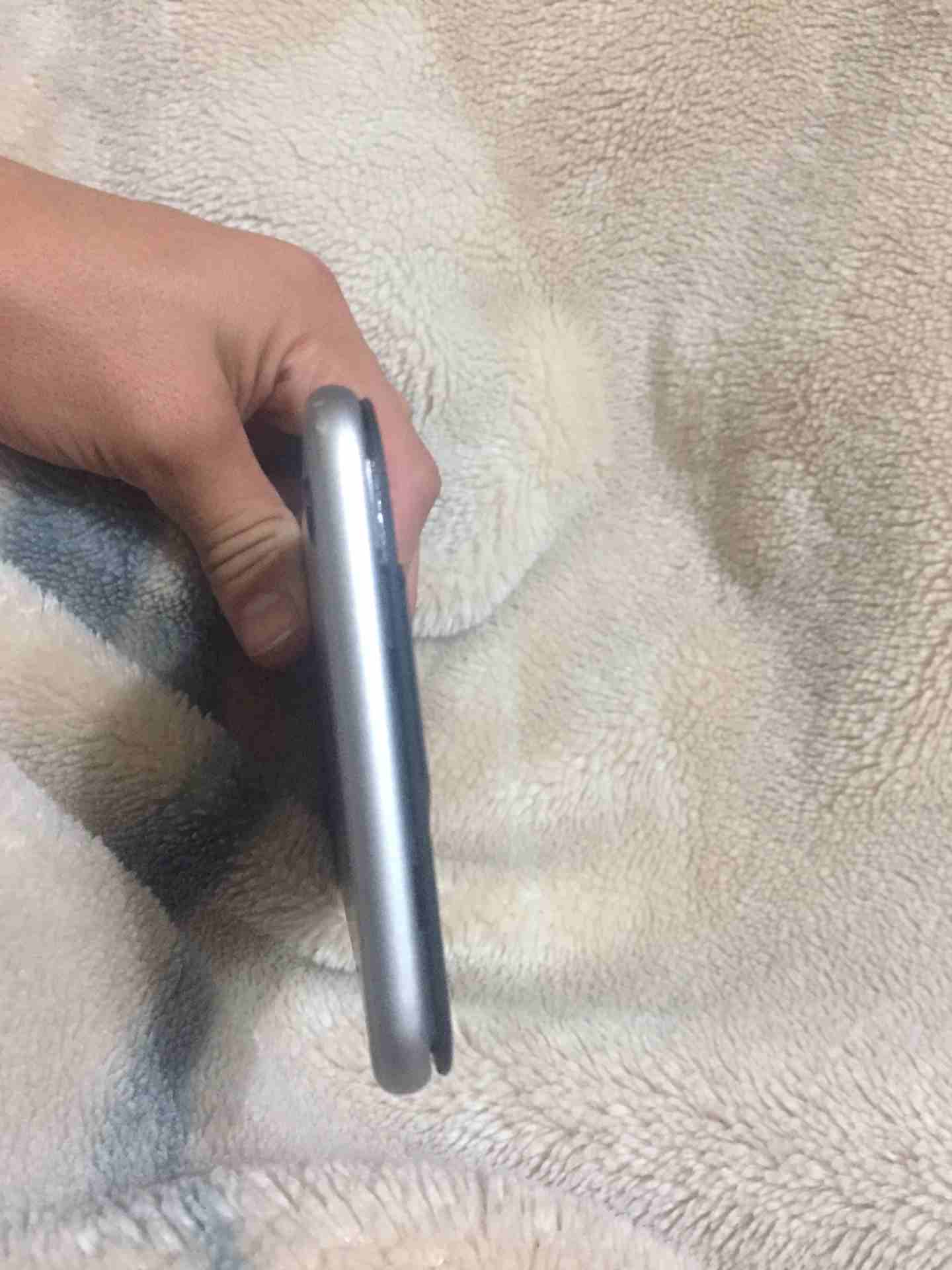 ايفون 6 بلس
لا تنسَ أنك شاهدت هذا الإعلان في عنكبوت
البصمه فاصله وغير هييييك تماااااااام التمام م...