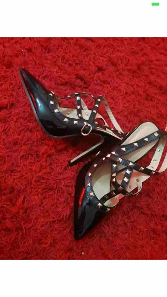 Valentino paten
لا تنسَ أنك شاهدت هذا الإعلان في عنكبوت
حذاء Valentino paten
مقاس 41...