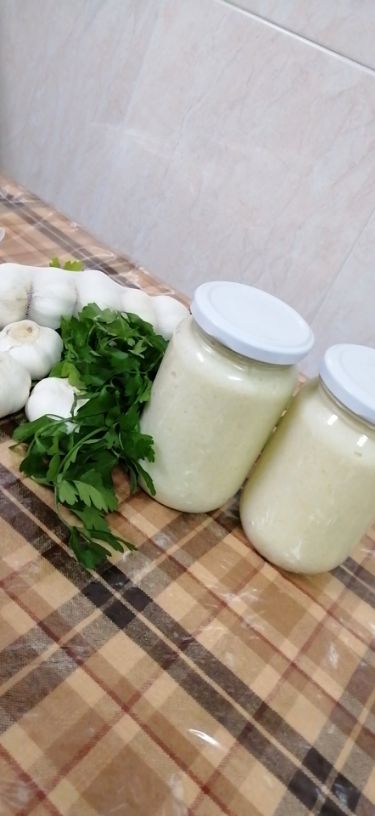 نحضر هريس الثوم ✨وهوة عبارة عن كمية من الثومة المفرومة ناعم بتنحط بالفريزر وبتستخدم وقت الحاجة للطبيخ (بيقعد فترة طويلة بالفريزر ما بتخرب وبتضل طرية)
وبنحضر رب البندورة بيتي طبعاً كله طبيعي 100% وما...