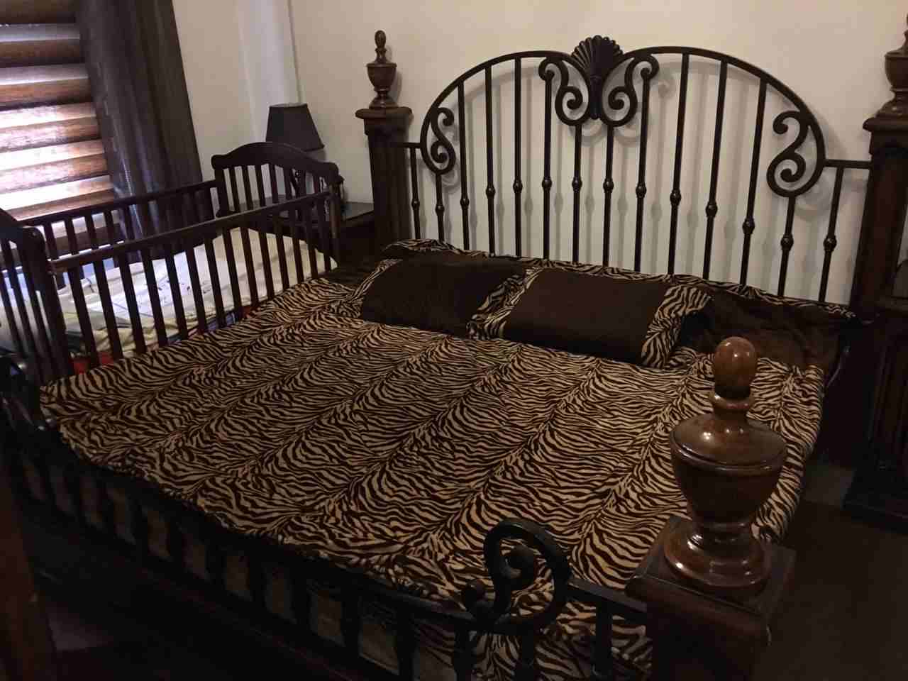 عفش بيت كامل للبيع بداعي السفر
لا تنسَ أنك شاهدت هذا الإعلان في عنكبوت
1. غرفة نوم ماستر بحالة جي...