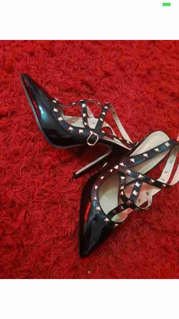 Valentino patent
لا تنسَ أنك شاهدت هذا الإعلان في عنكبوت
حذاء Valentino paten
مقاس 41...