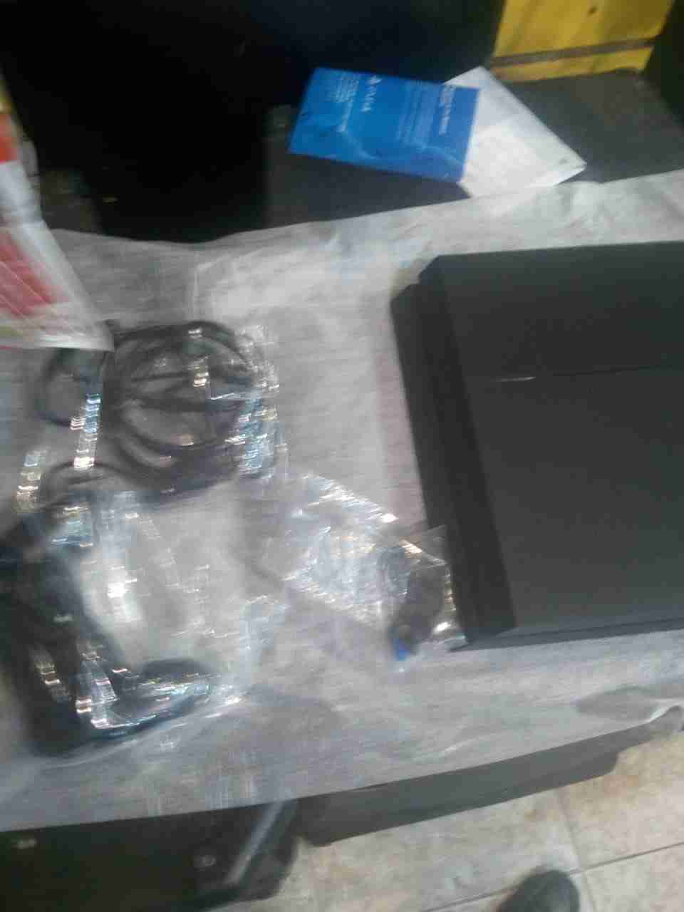 PS4 بحالة الجديد مع 3 سيديات                                            


	 				لا تنسَ أنك شاهدت هذا الإعلان في عنكبوت            
	 				
                                الجهاز بحالة الجديد ولاش...