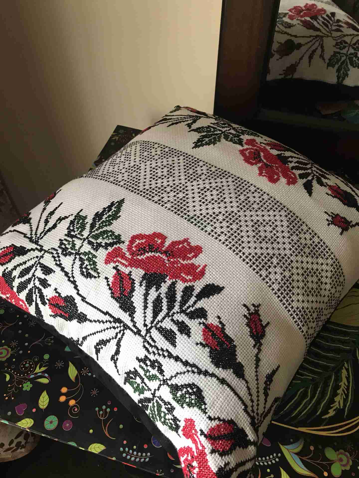 Embroidery cross stitch pillow cover ukranian ethnic pattern                                            


	 				لا تنسَ أنك شاهدت هذا الإعلان في عنكبوت...