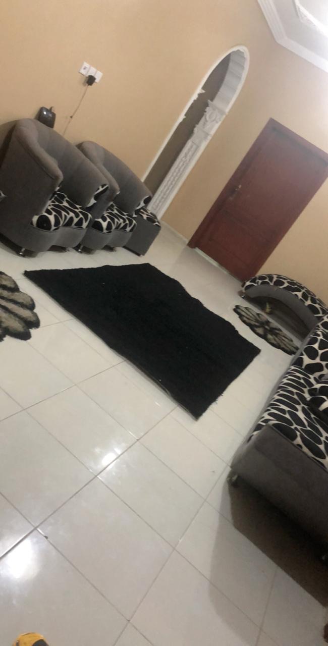 كنب مفرق مكون من خمس قطع مع طاولتين يحتاج تنظيف بسيط
لا تنسَ أنك شاهدت هذا الإعلان في عنكبوت...