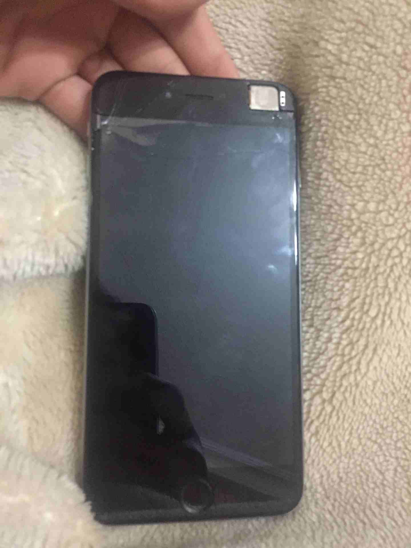 ايفون 6 بلس
لا تنسَ أنك شاهدت هذا الإعلان في عنكبوت
البصمه فاصله وغير هييييك تماااااااام التمام م...