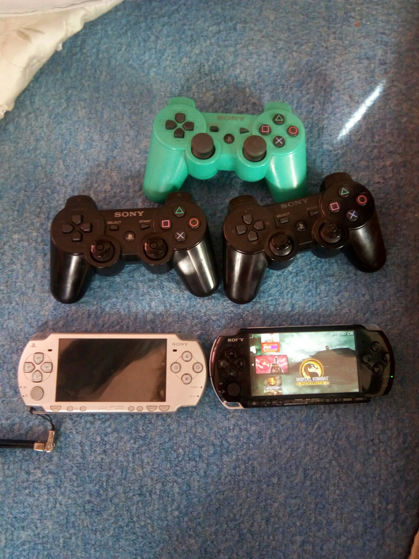 psp عدد 2 مع ميمري 16 g وعليها العاب
لا تنسَ أنك شاهدت هذا الإعلان في عنكبوت
الميوري اصليه وا...