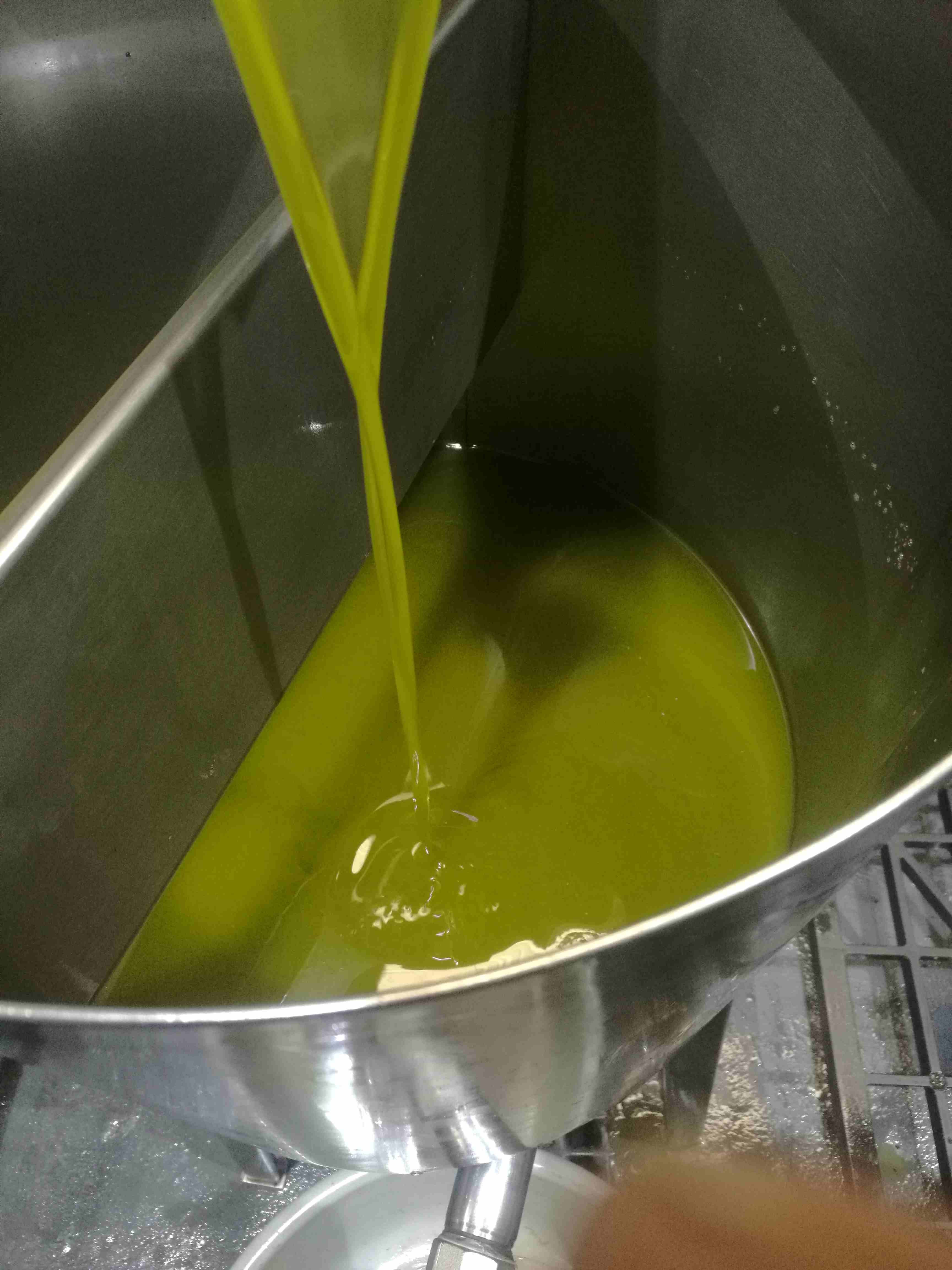 زيت زيتون                                            


	 				لا تنسَ أنك شاهدت هذا الإعلان في عنكبوت            
	 				
                            extra virgin oil
نوع الزيتون
بلدي، عربي، إسباني...