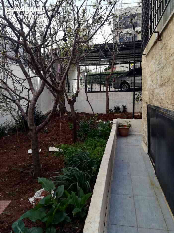ام اذينه فيلا مستقله موقع مميز ارض 500م بناء 550م بسعر مغري
لا تنسَ أنك شاهدت هذا الإعلان في عنكبوت...