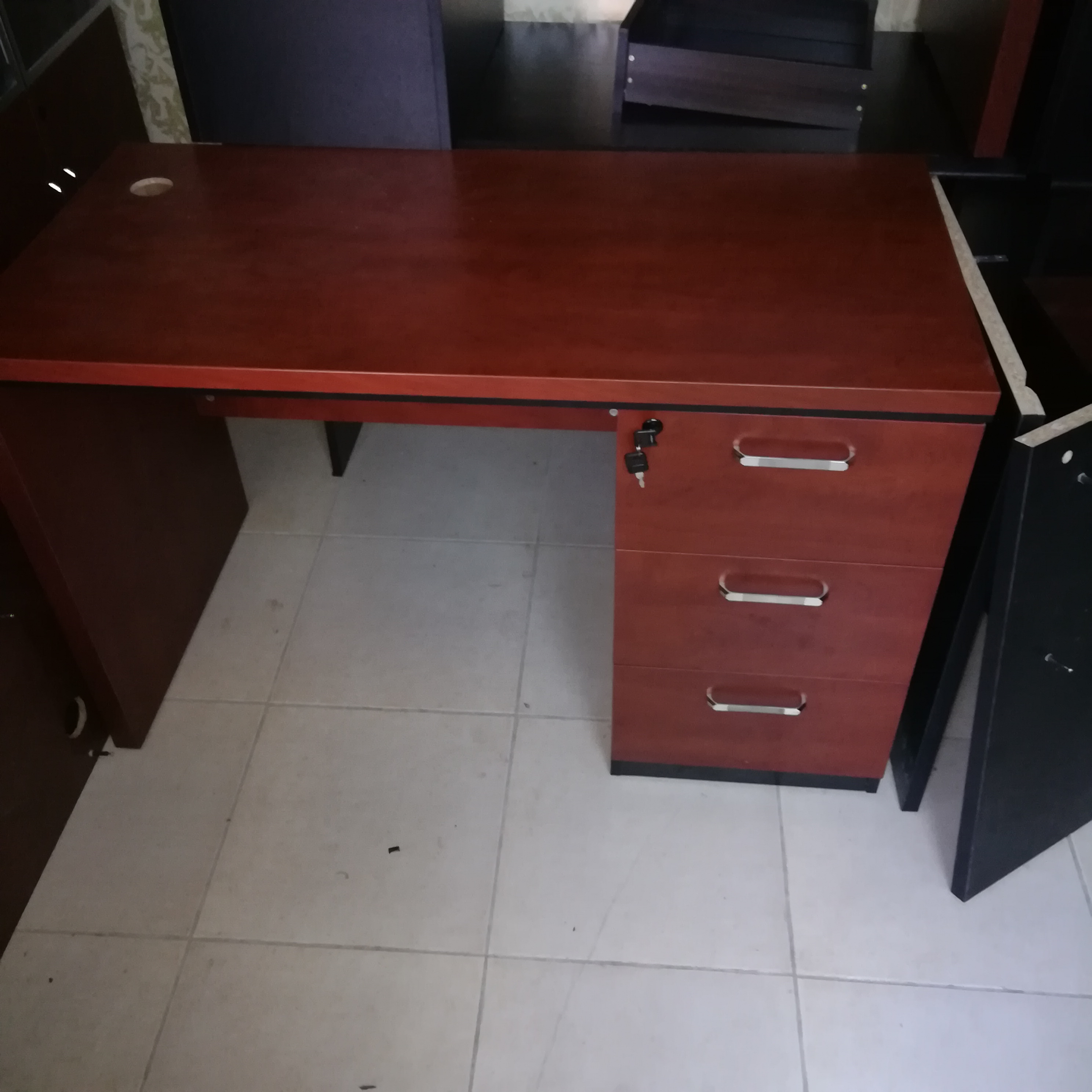 مكاتب جديده مع كراسي
لا تنسَ أنك شاهدت هذا الإعلان في عنكبوت
السعر 80...