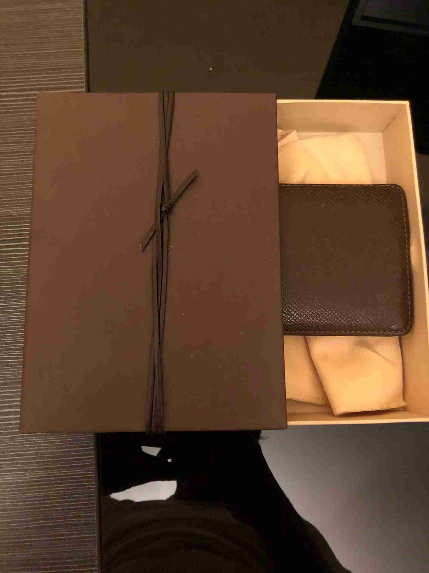 Loius vuttion محفظة
لا تنسَ أنك شاهدت هذا الإعلان في عنكبوت
طبعا اصلية واعراضها معها مستعمله...