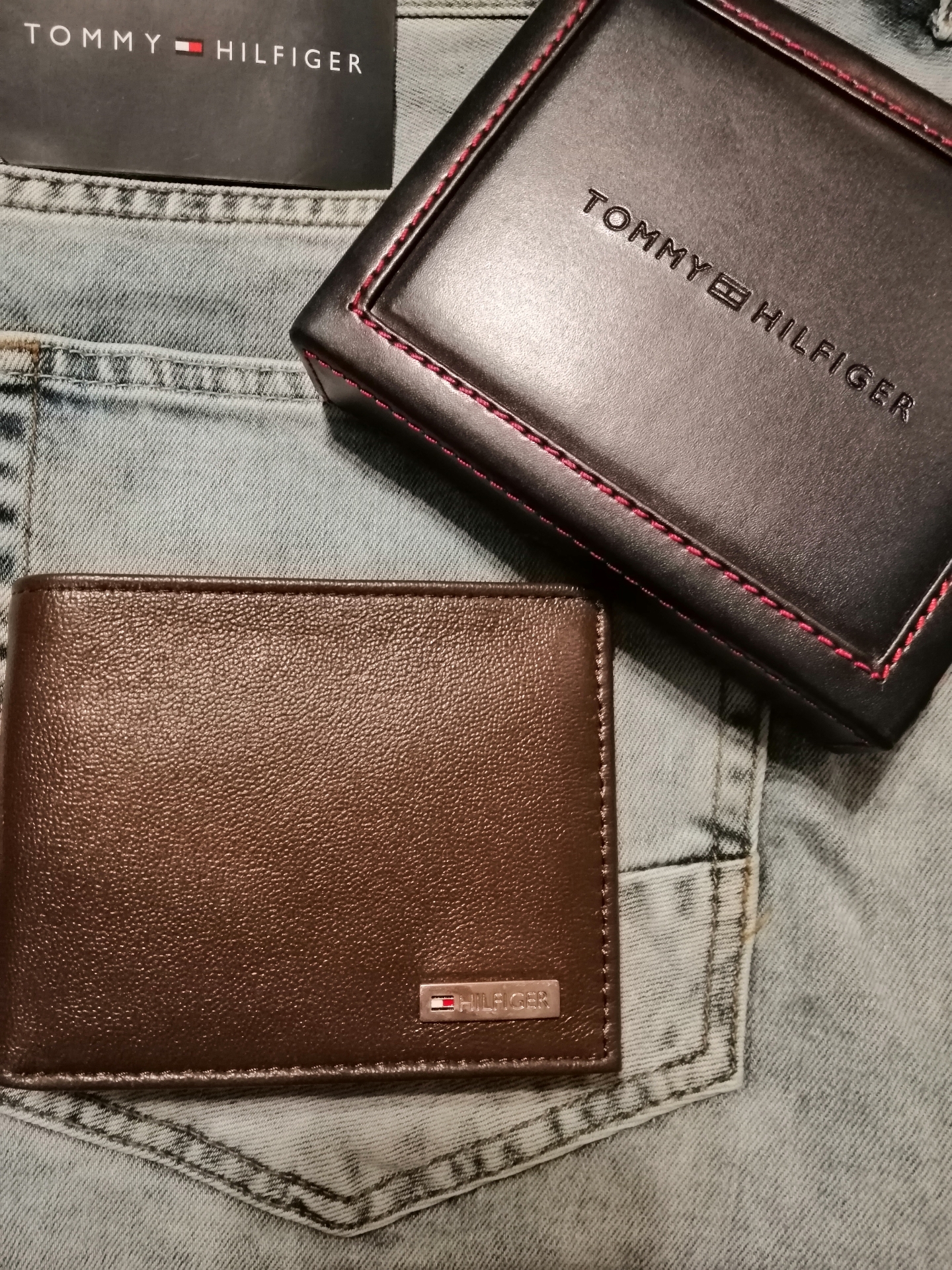 TOMMY HILFIGER Original
لا تنسَ أنك شاهدت هذا الإعلان في عنكبوت
محافظ تومي للطلب من خلال واتس...