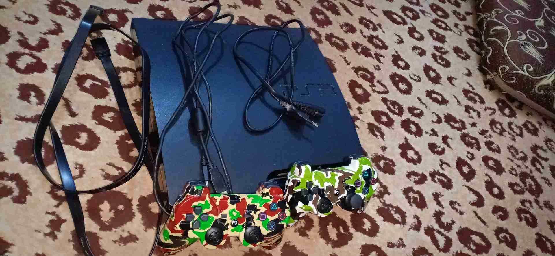 بلايستيشن 3 مع اليدين و اسلاكها و معدل على بلايستيشن
لا تنسَ أنك شاهدت هذا الإعلان في عنكبوت...