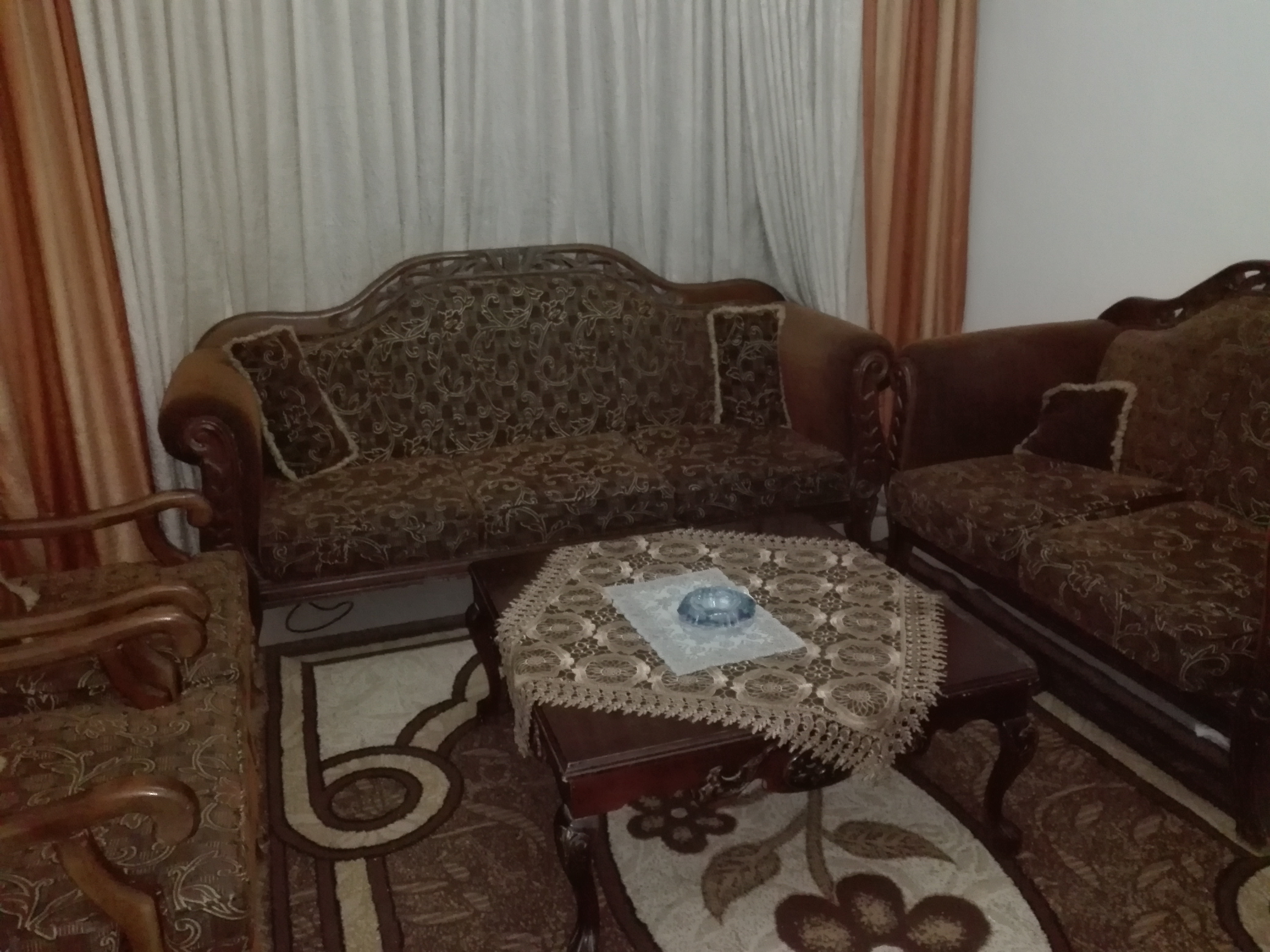 طقم كنب   بوفيه                                            


	 				لا تنسَ أنك شاهدت هذا الإعلان في عنكبوت            
	 				
                                طقم كنب 7 مقاعد خشب زان 
بوفيه خشب زا...