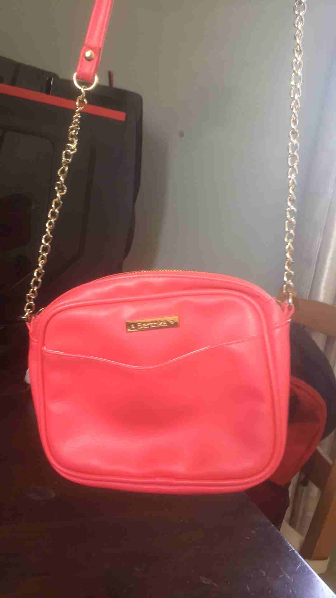 Bershka pink hand bag for 50 sr
لا تنسَ أنك شاهدت هذا الإعلان في عنكبوت
Selling this pink hand ba...