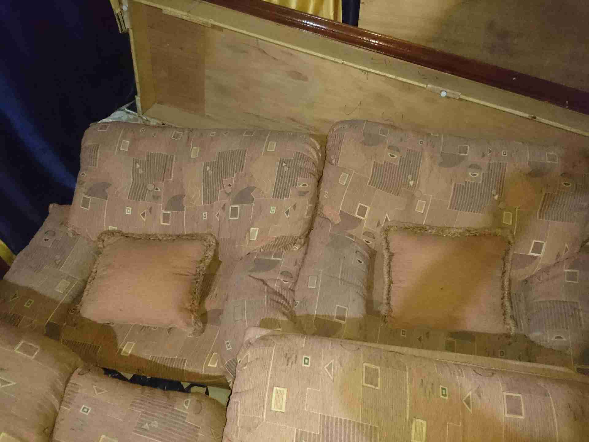 طقم كنب 6 مقاعد بسعر مغري
لا تنسَ أنك شاهدت هذا الإعلان في عنكبوت
3 مقاعد مع بعض
ومقعد مفرد...