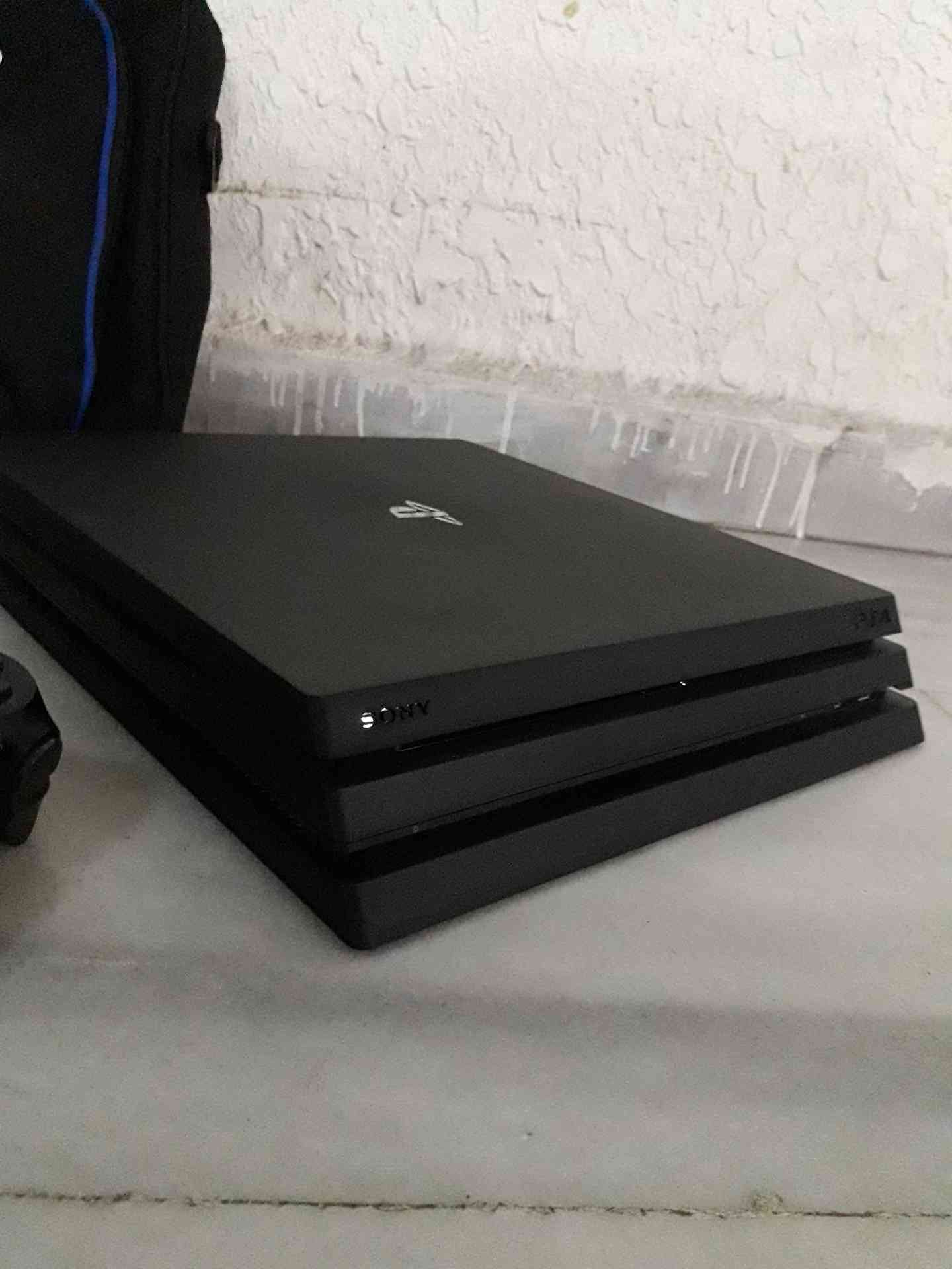 بلايستيشن 4 Pro                                            


	 				لا تنسَ أنك شاهدت هذا الإعلان في عنكبوت            
	 				
                                بلايستيشن 4 Pro
1000 جيجا .
مع حقيبة...