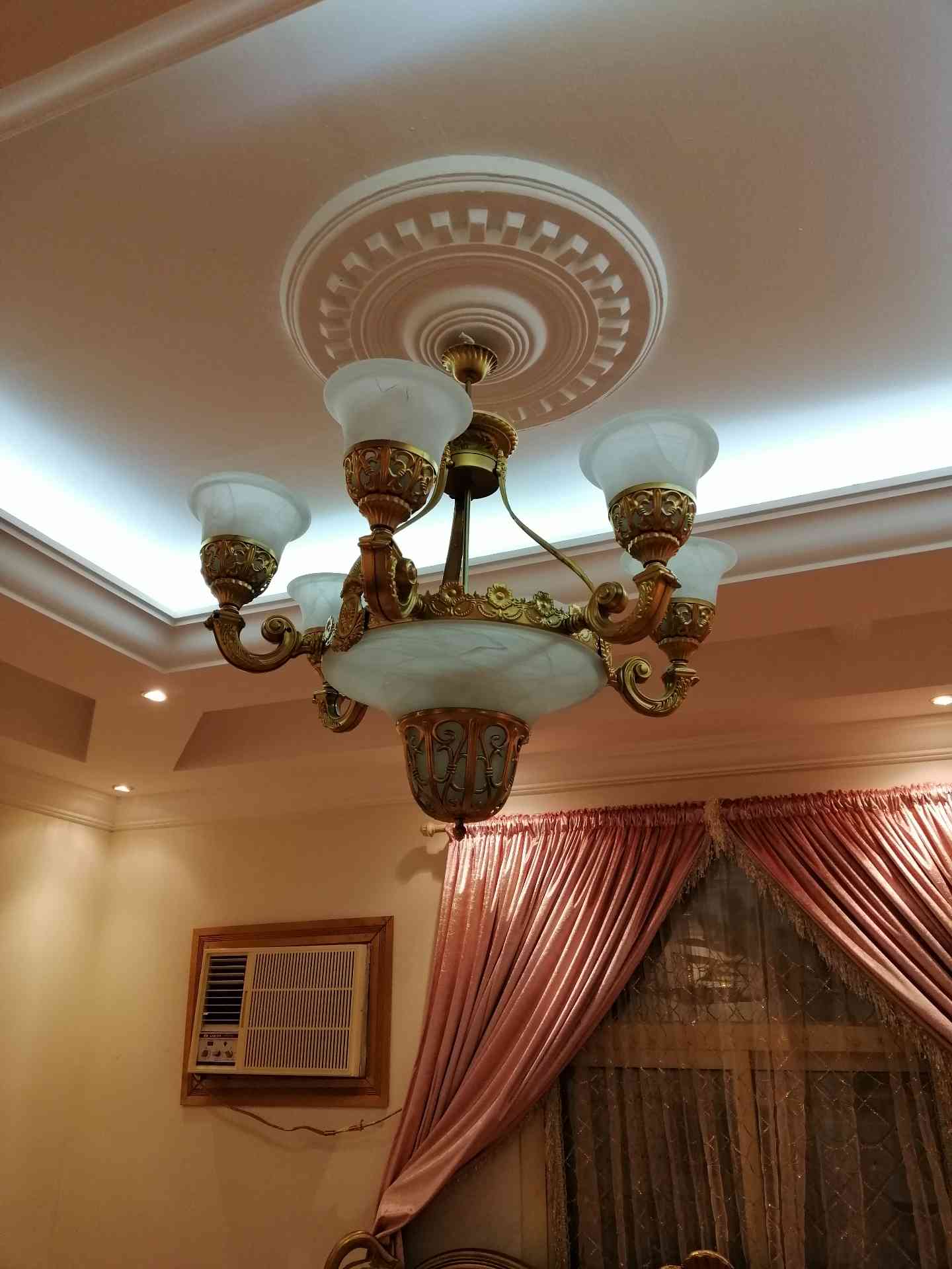 كنب بحالة ممتازة                                            


	 				لا تنسَ أنك شاهدت هذا الإعلان في عنكبوت            
	 				
                                كنب يتسع إلى 10 او 12
نظيف ومريح   ا...