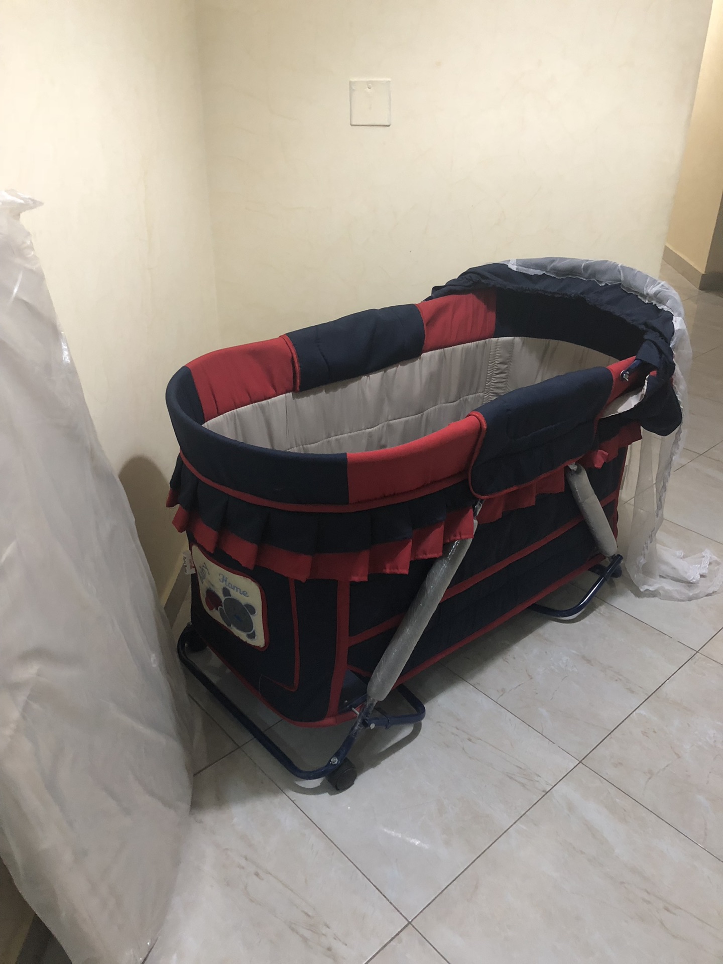 سرير اطفال كحلي واحمر                                            


	 				لا تنسَ أنك شاهدت هذا الإعلان في عنكبوت            
	 				
                                سرير اطفال تقريباً جديد. 
استخد...