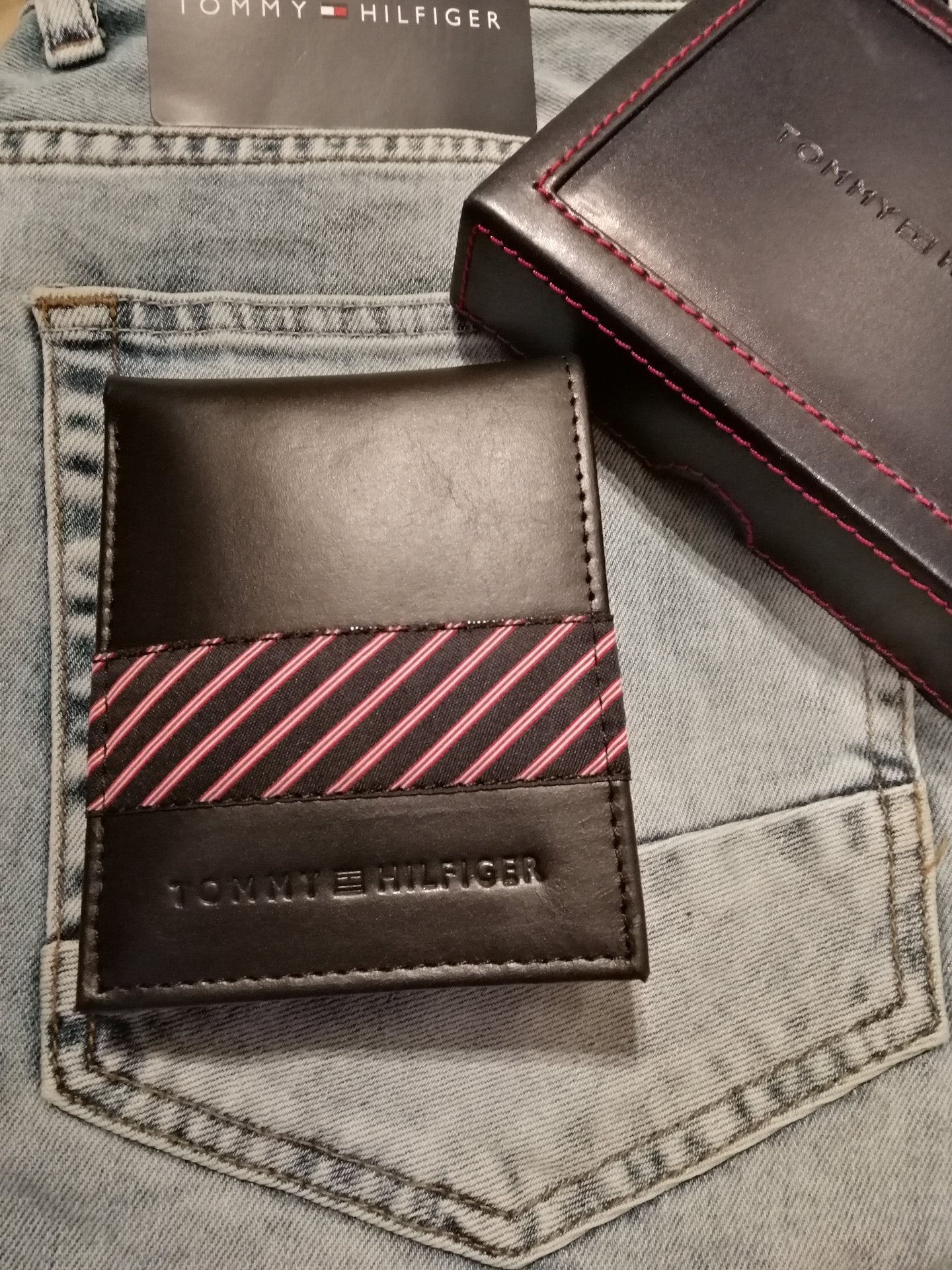TOMMY HILFIGER Original
لا تنسَ أنك شاهدت هذا الإعلان في عنكبوت
محافظ تومي للطلب من خلال واتس...