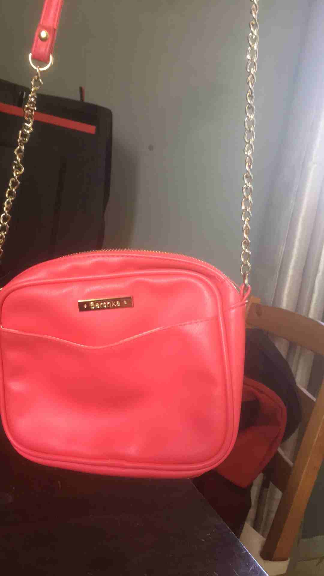 Bershka pink hand bag for 50 sr                                            


	 				لا تنسَ أنك شاهدت هذا الإعلان في عنكبوت            
	 				
                            Selling this pink hand ba...