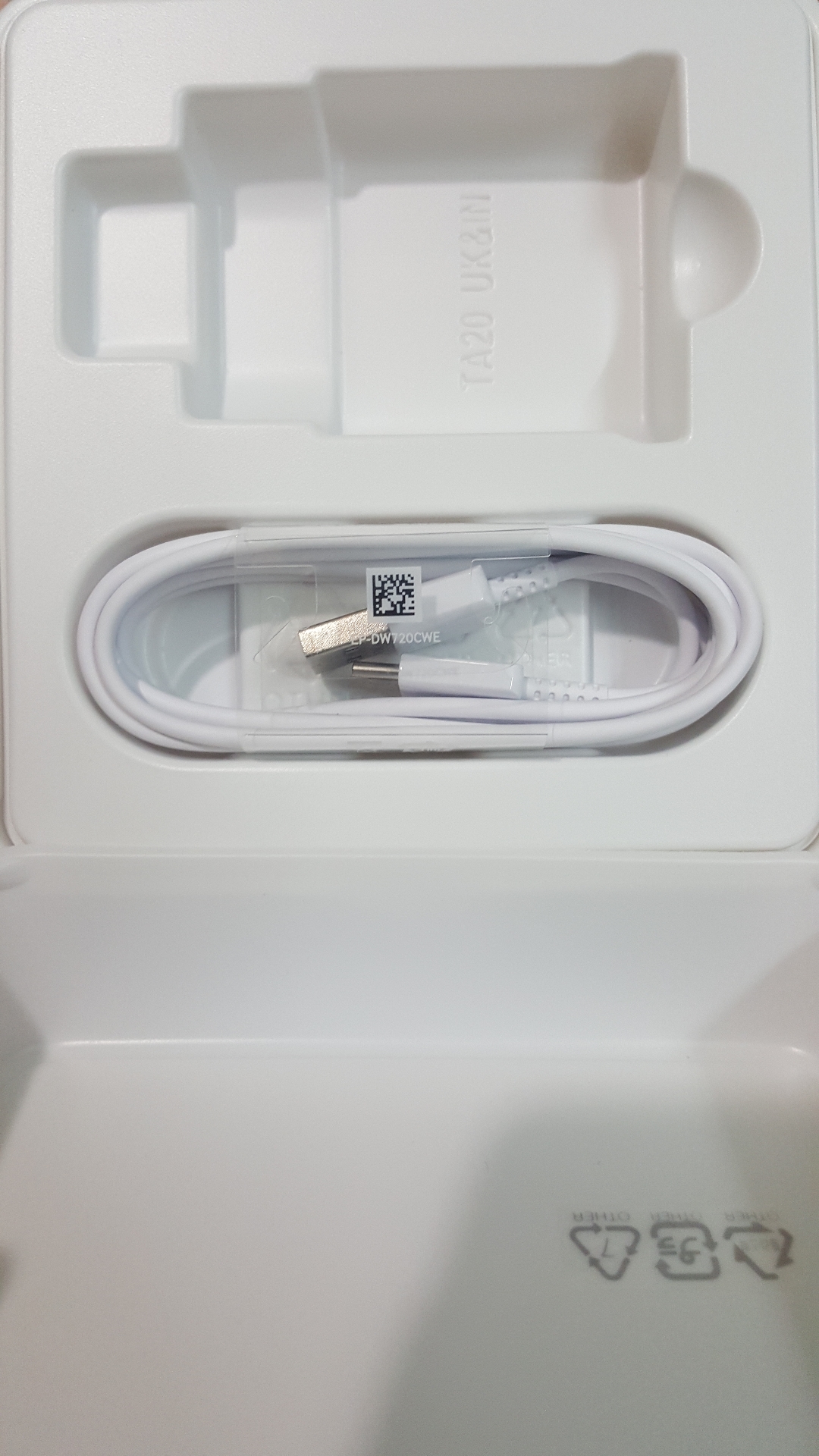 سلك شاحن جديد اصلي نوع ((USB TYPE-C)) سامسونج                                            


	 				لا تنسَ أنك شاهدت هذا الإعلان في عنكبوت            
	 				
                                سلك شاح...