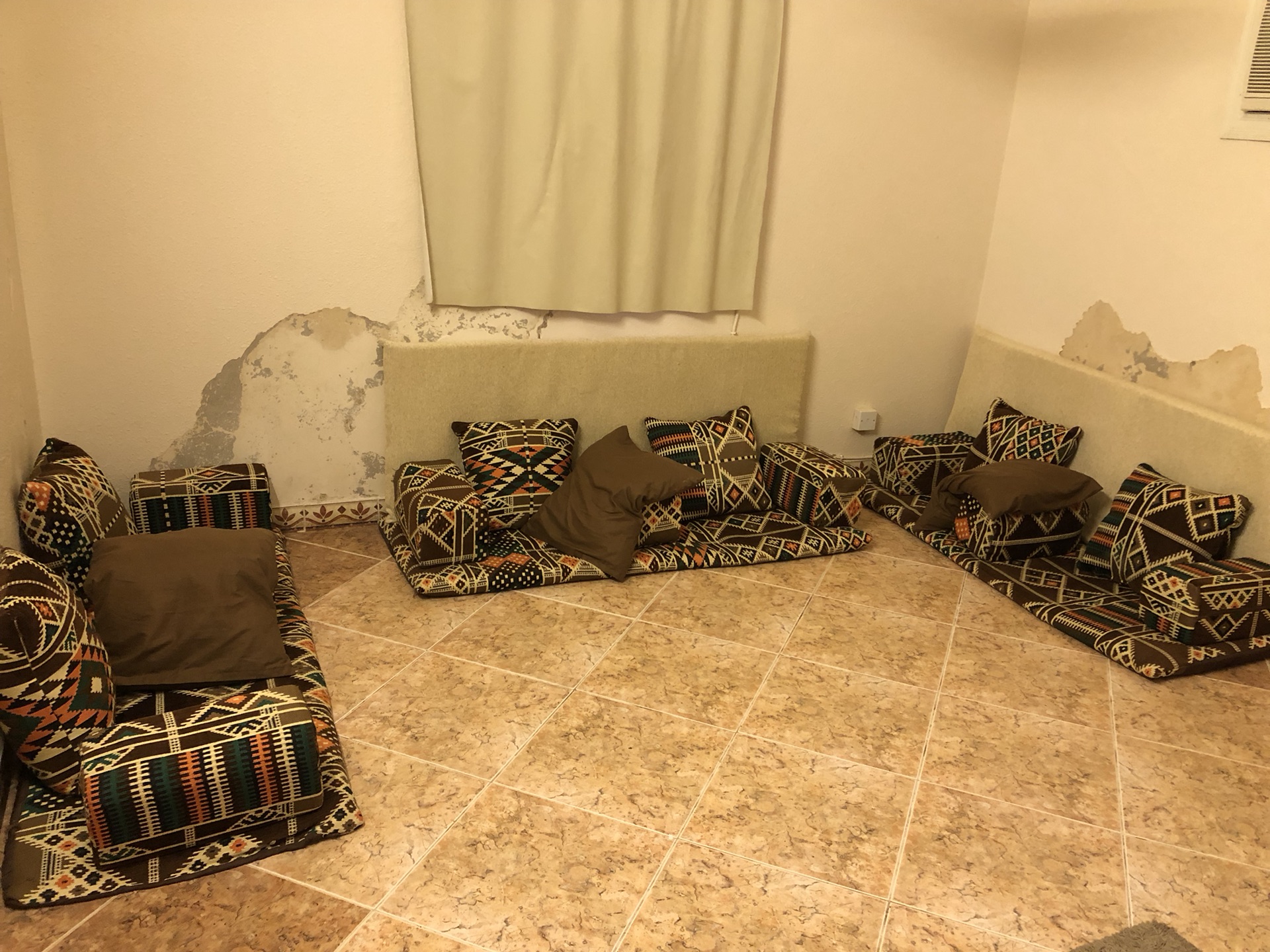 جلسه تراثيه
لا تنسَ أنك شاهدت هذا الإعلان في عنكبوت
للبيع جلسه تراثيه ثلاثه جلسات مثل الصوره...