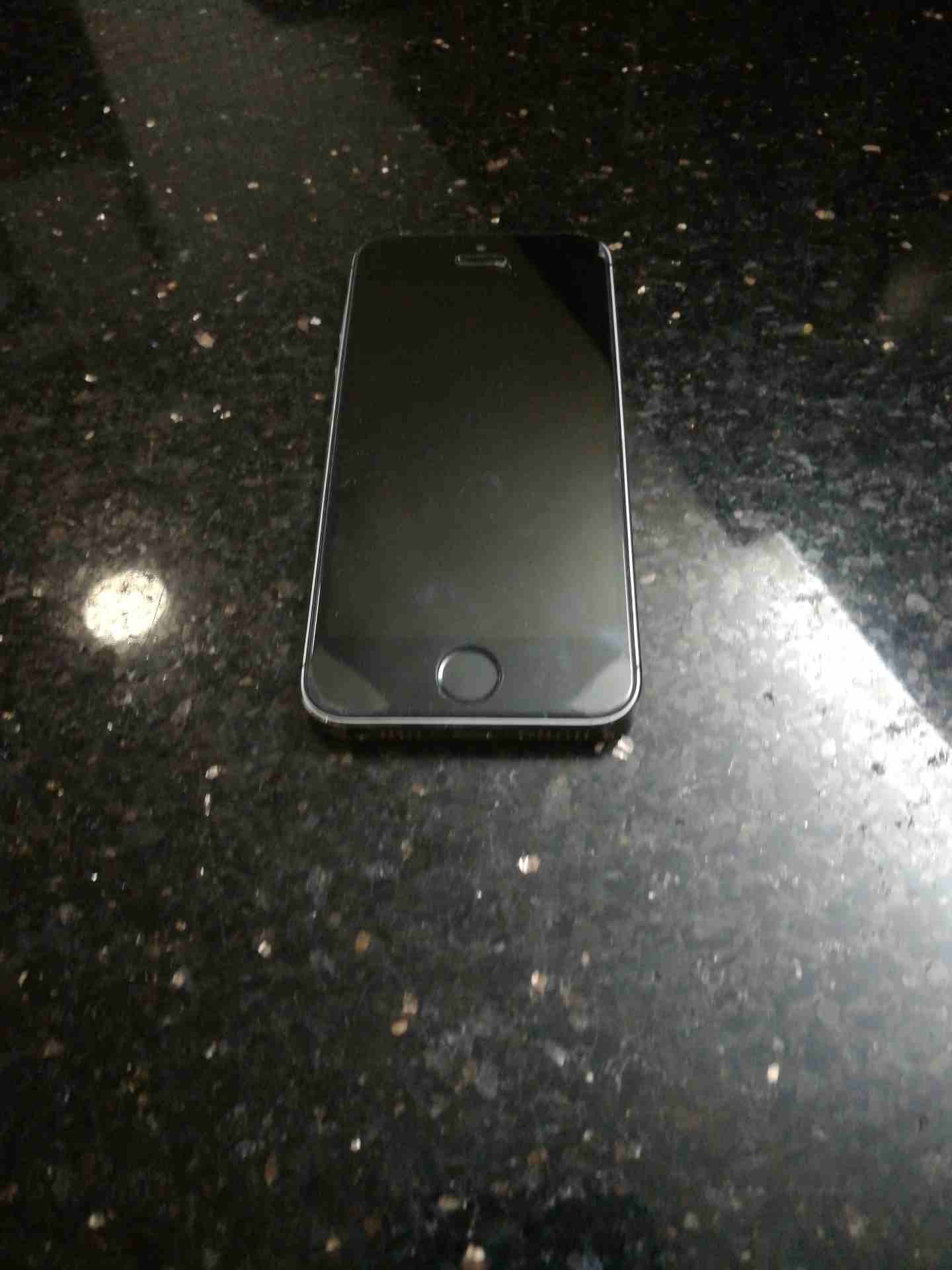 ايفون 5s 32g مع وصلة الشاحن و الكفر                                            


	 				لا تنسَ أنك شاهدت هذا الإعلان في عنكبوت            
	 				
                            بحالة الوكالة نظيف جد...