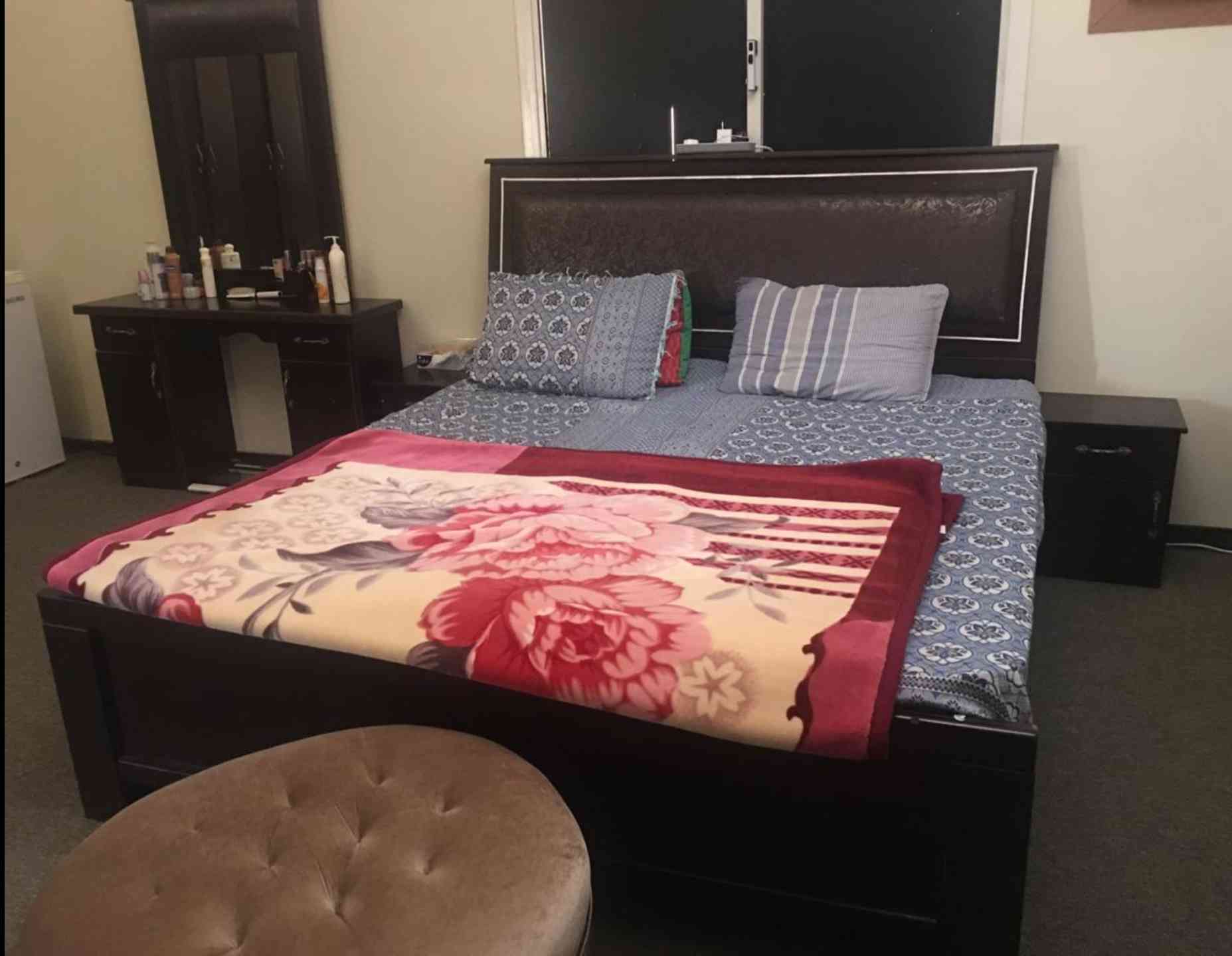 Bed set for sale                                            


	 				لا تنسَ أنك شاهدت هذا الإعلان في عنكبوت            
	 				
                                1 year used only...