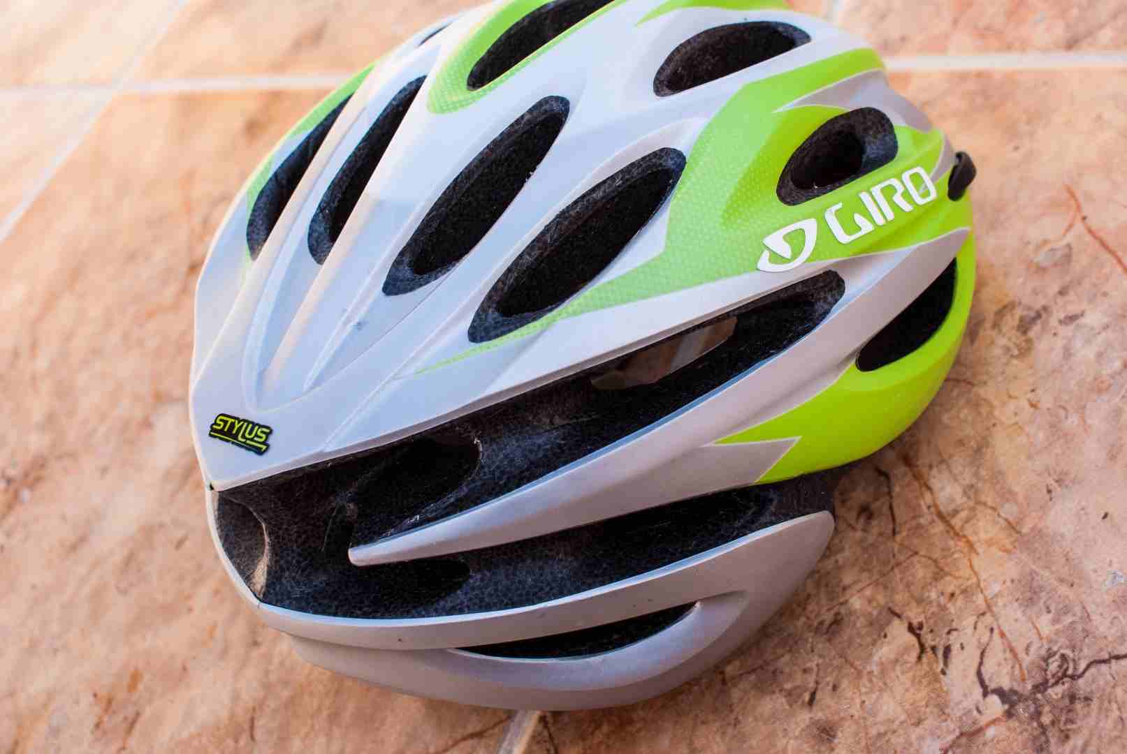 خوذة جيرو Giro
لا تنسَ أنك شاهدت هذا الإعلان في عنكبوت
تماماً كما في الصور قياس Large...