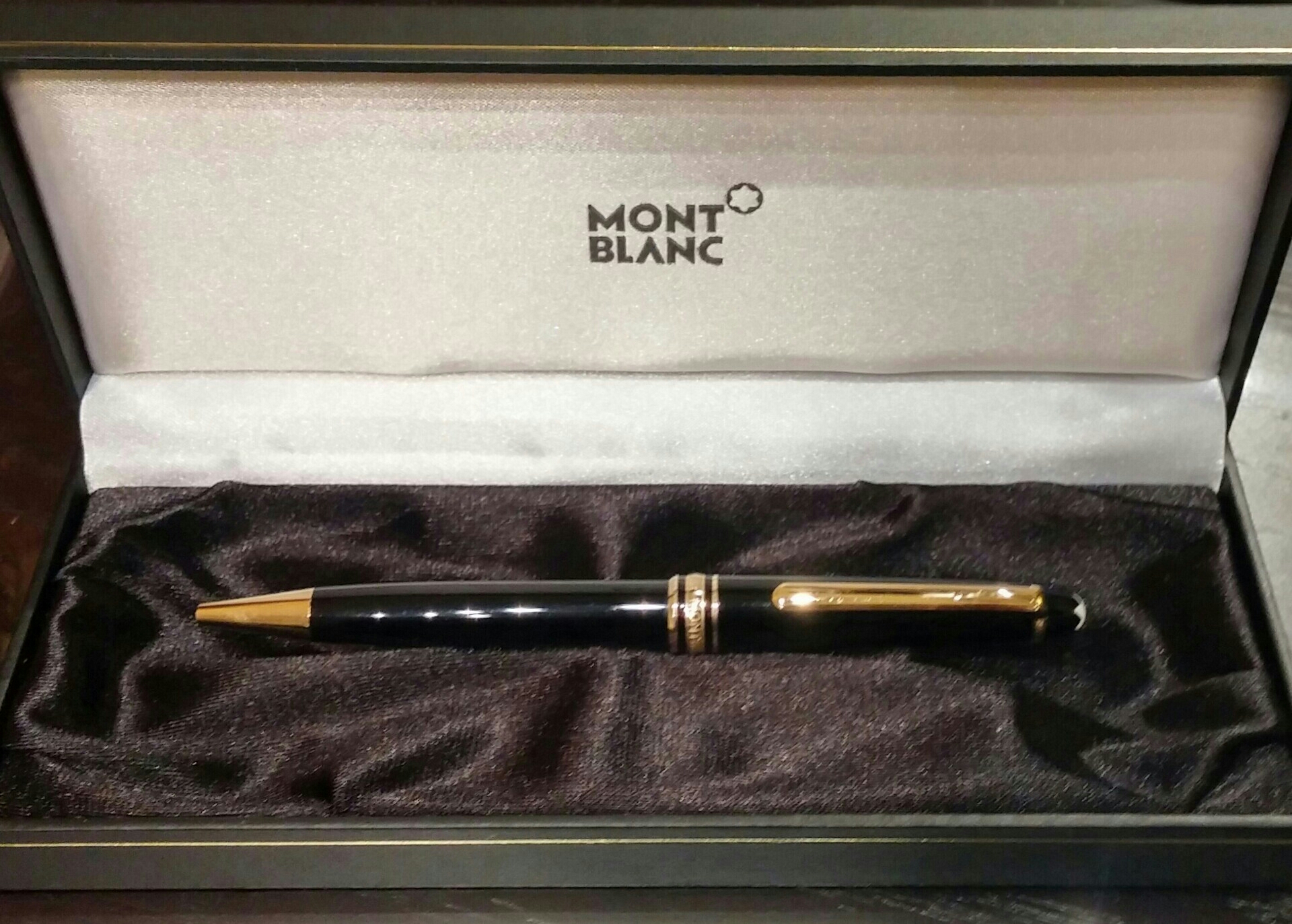 قلم مون بلانmont blanc
لا تنسَ أنك شاهدت هذا الإعلان في عنكبوت
قلم مون بلان اسود وذهبي غير مس...