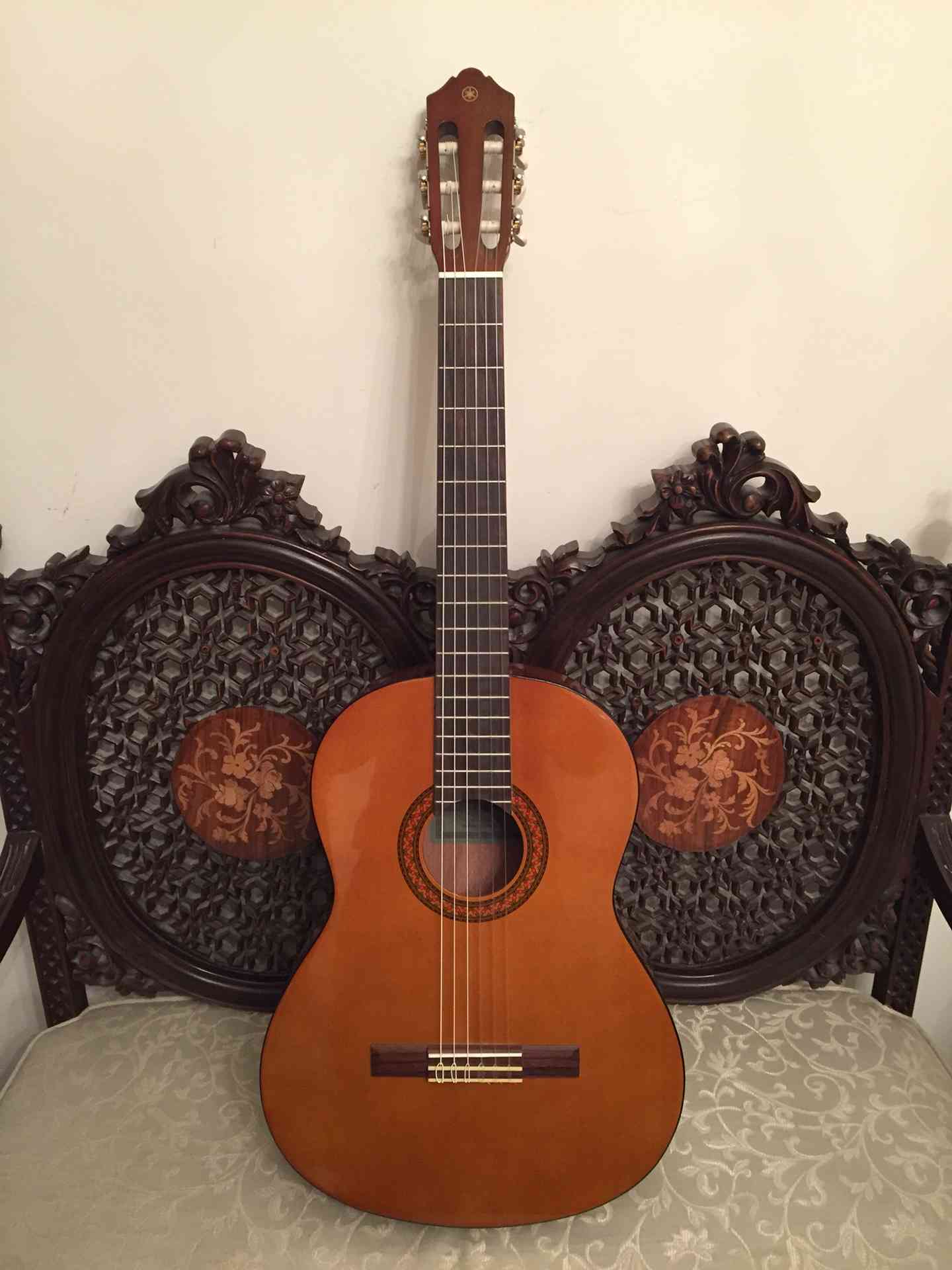 Yamaha C40 Classical guitar /  جيتار ياماها كلاسيكال                                            


	 				لا تنسَ أنك شاهدت هذا الإعلان في عنكبوت...