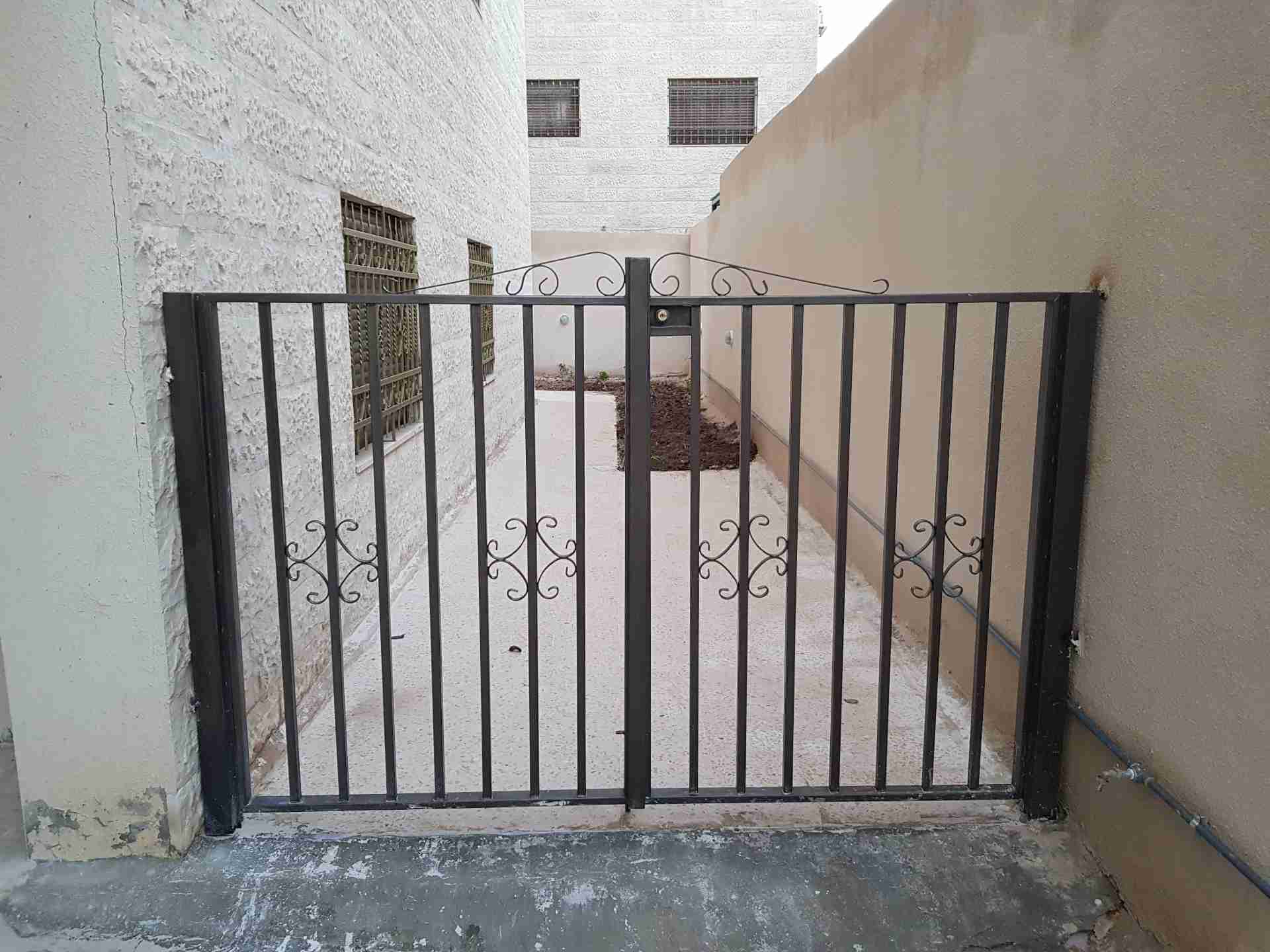 شقة تسوية مع ساحة خارجية و موقف خاص (جديدة غير مسكونة سابقا) للإيجار
لا تنسَ أنك شاهدت هذا الإعلان في عنكبوت...