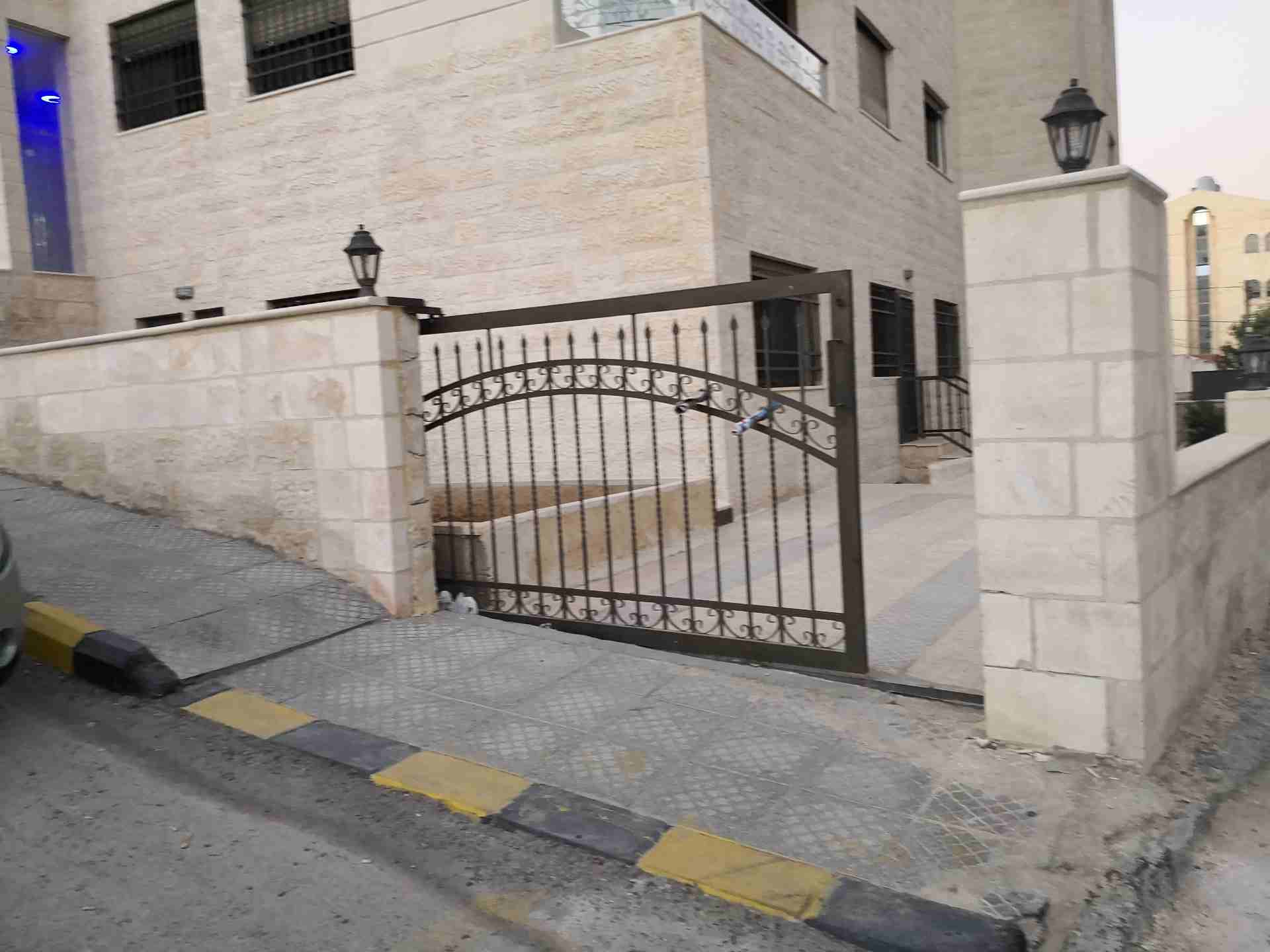 شقه شبه ارضي للبيع 167م مع حديقه 230م على مستوى الشارع ضاحيه الرشيد                                            


	 				لا تنسَ أنك شاهدت هذا الإعلان في عنكبوت...