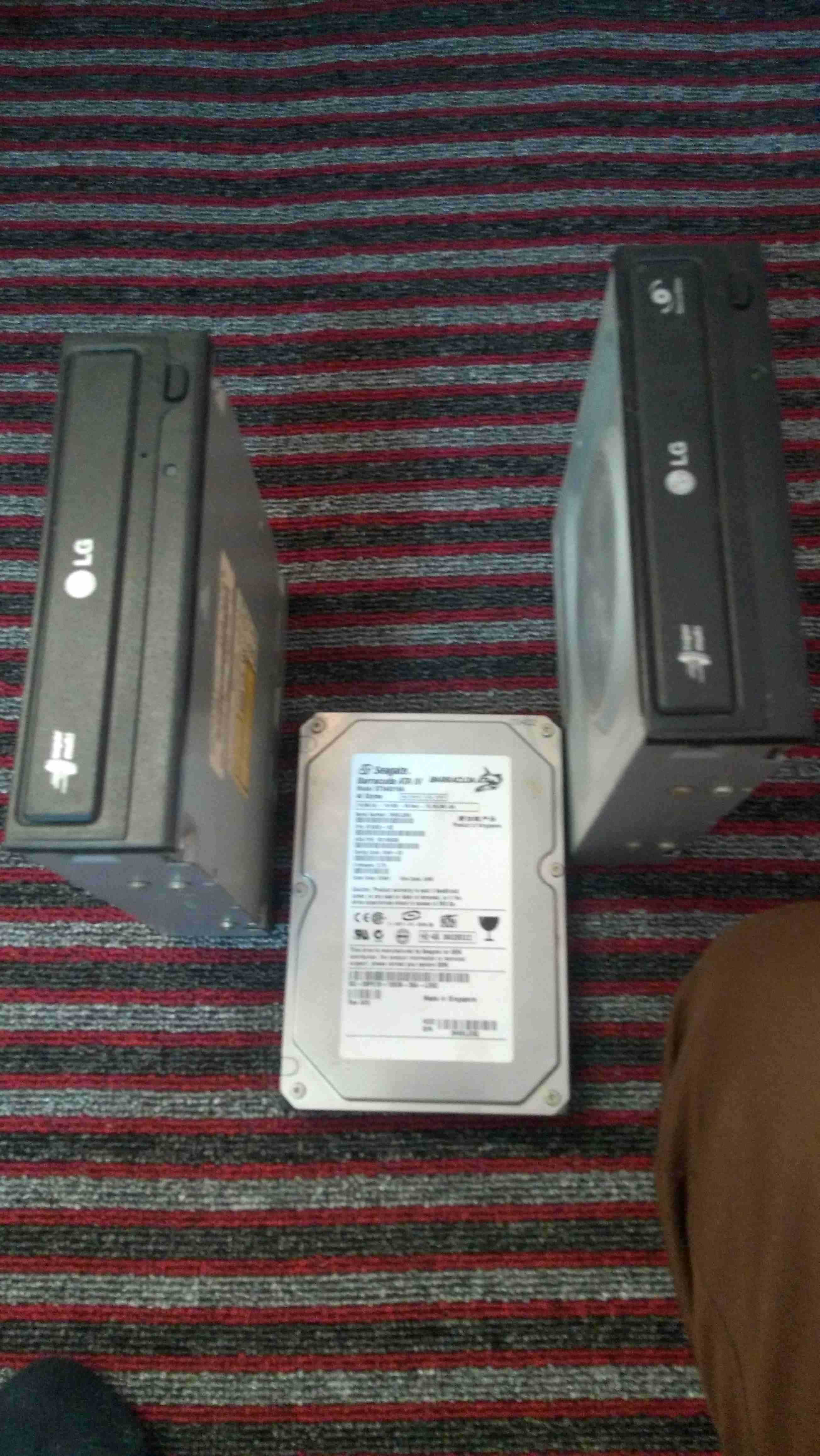 هاردسك و cd عدد اثنين وقطع اخرى                                            


	 				لا تنسَ أنك شاهدت هذا الإعلان في عنكبوت            
	 				
                            هاردسك كمبيوتر حجم 40 جيج...