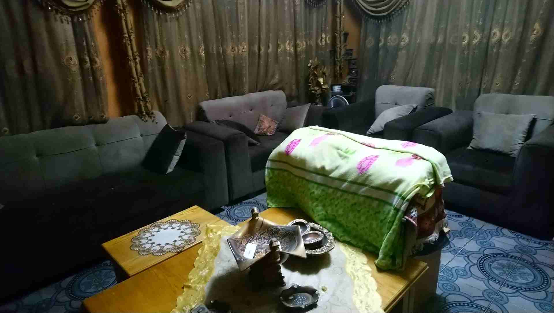 ام نواره
لا تنسَ أنك شاهدت هذا الإعلان في عنكبوت
طقم جديد لايشكو من شيئ فقط خشبه فالته من مكانها...
