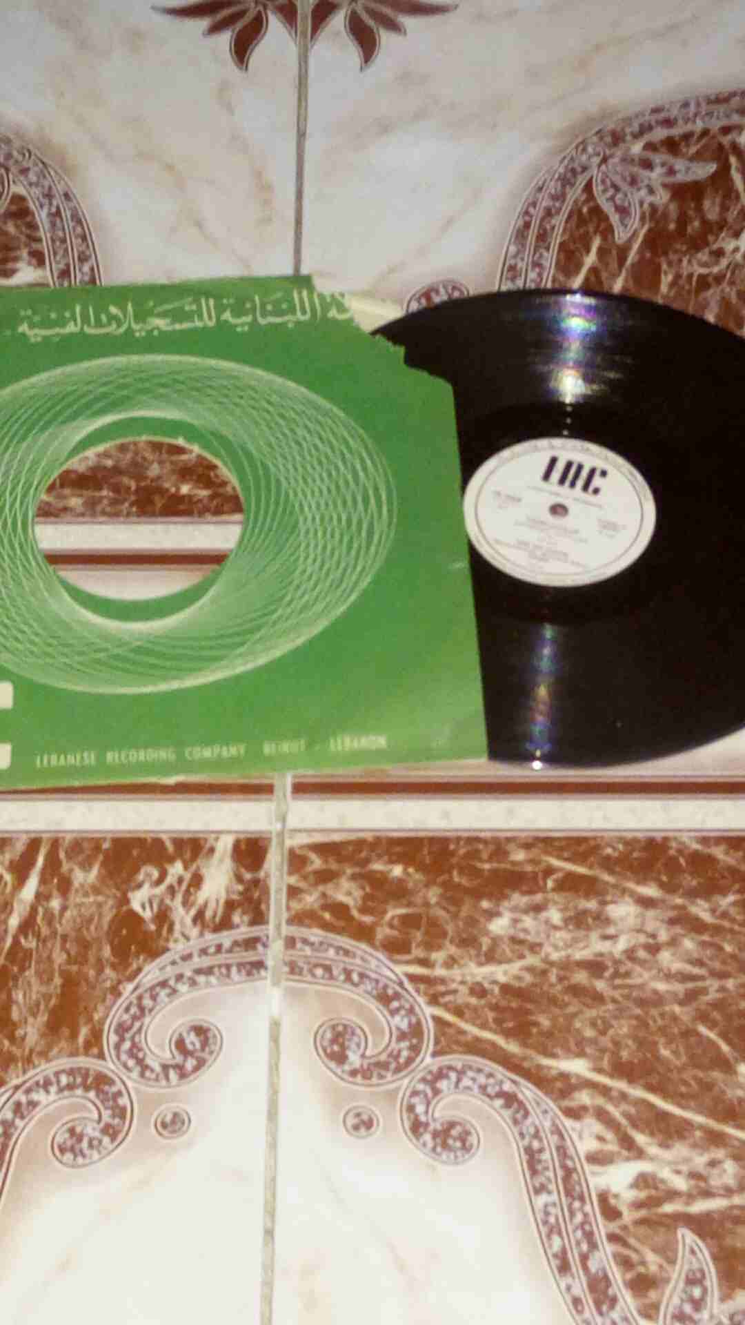 اسطوانات قديمة للبيع
لا تنسَ أنك شاهدت هذا الإعلان في عنكبوت
اسطوانات قديمة جداً بصوت نقي جدا...